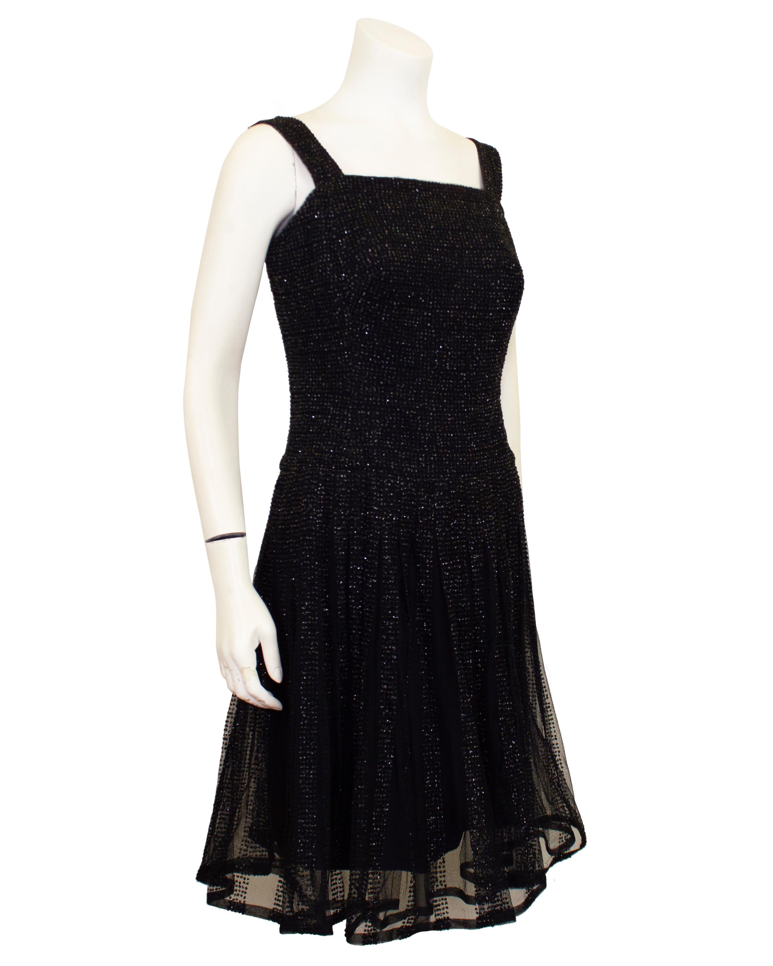 Wunderschönes Demi Couture Nina Ricci kleines schwarzes Cocktailkleid aus den 1960er Jahren. Das taillierte Mieder ist mit horizontalen Streifen aus schwarzem Jet-Glitzer auf Netzstoff versehen. Quadratischer Ausschnitt und 1