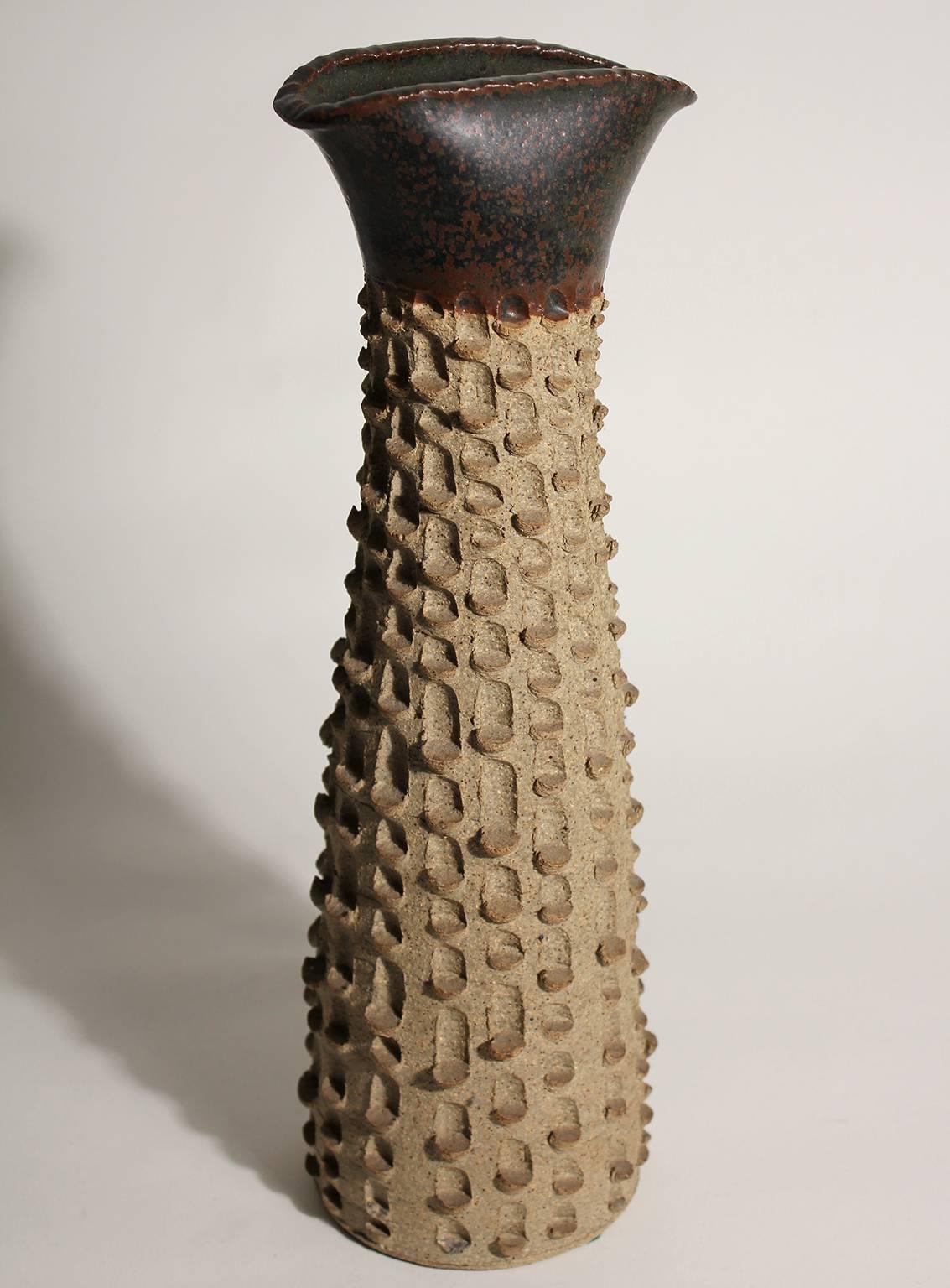 Rare forme de vase en poterie d'atelier californien par Robert Maxwell, vers le début des années 1960. Signé sur le bas et la partie supérieure est émaillée. Une conception et une forme très uniques. En parfait état. Mesures : 12 1/2