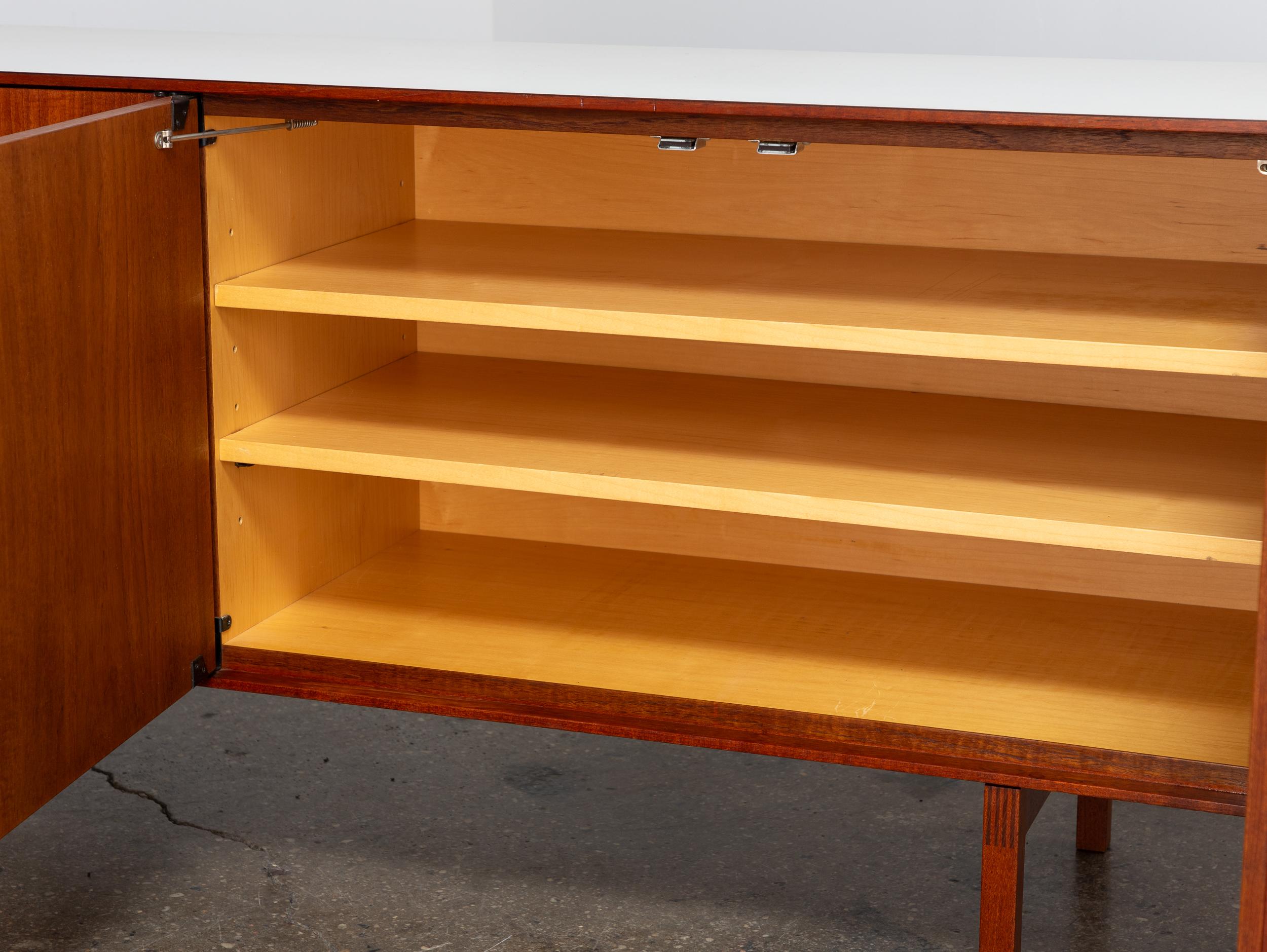 Crédence minimaliste en teck du début des années 1960 Florence Knoll pour Knoll Associates Inc en vente 3