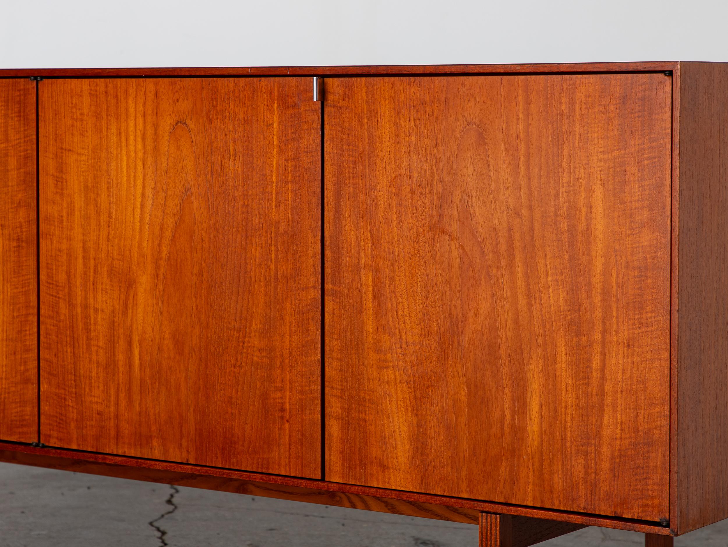 Crédence minimaliste en teck du début des années 1960 Florence Knoll pour Knoll Associates Inc en vente 7