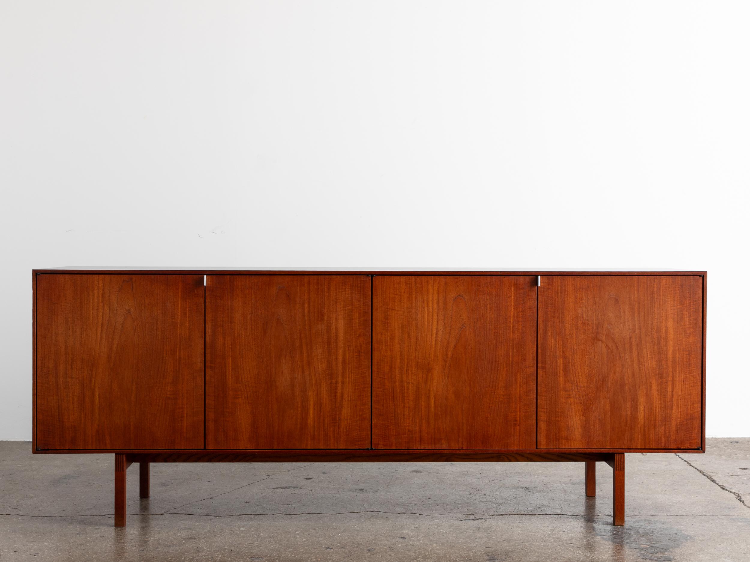 Armoire minimaliste, conçue par Florence Knoll pour Knoll Associates Inc. Ce meuble classique à quatre portes reflète la sensibilité architecturale de la créatrice grâce à des lignes épurées, des proportions équilibrées et une construction précise.