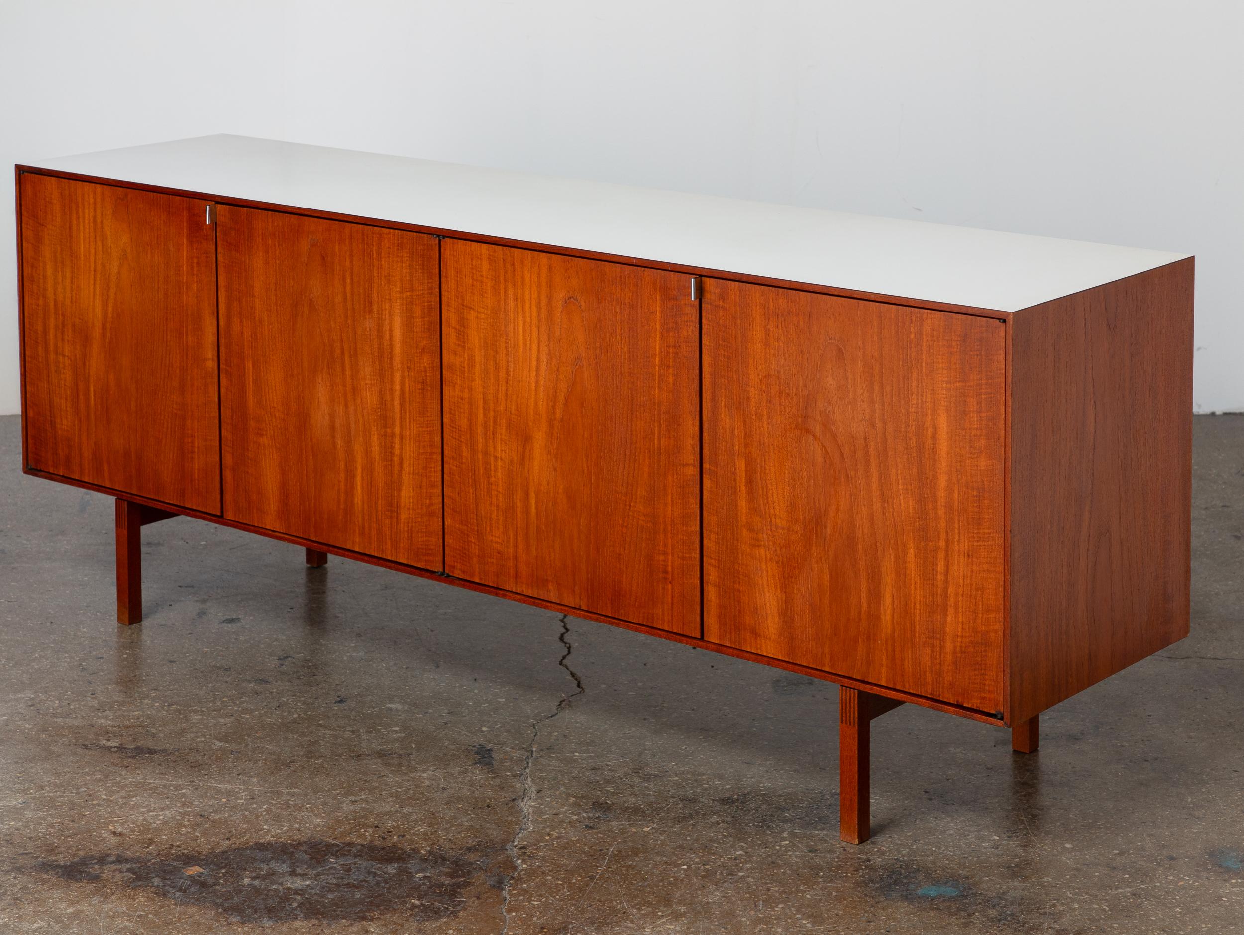 Mid-Century Modern Crédence minimaliste en teck du début des années 1960 Florence Knoll pour Knoll Associates Inc en vente
