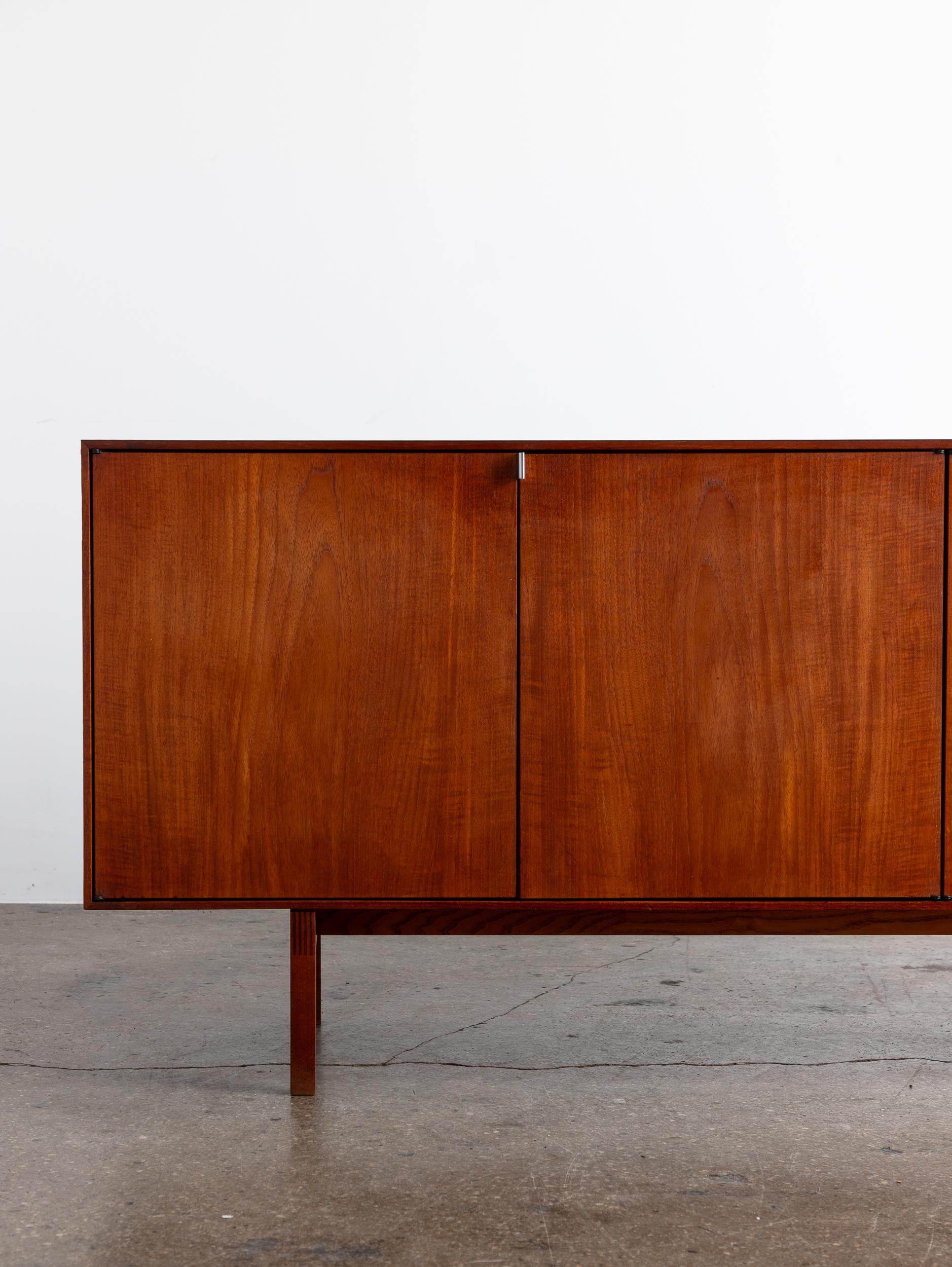 Américain Crédence minimaliste en teck du début des années 1960 Florence Knoll pour Knoll Associates Inc en vente