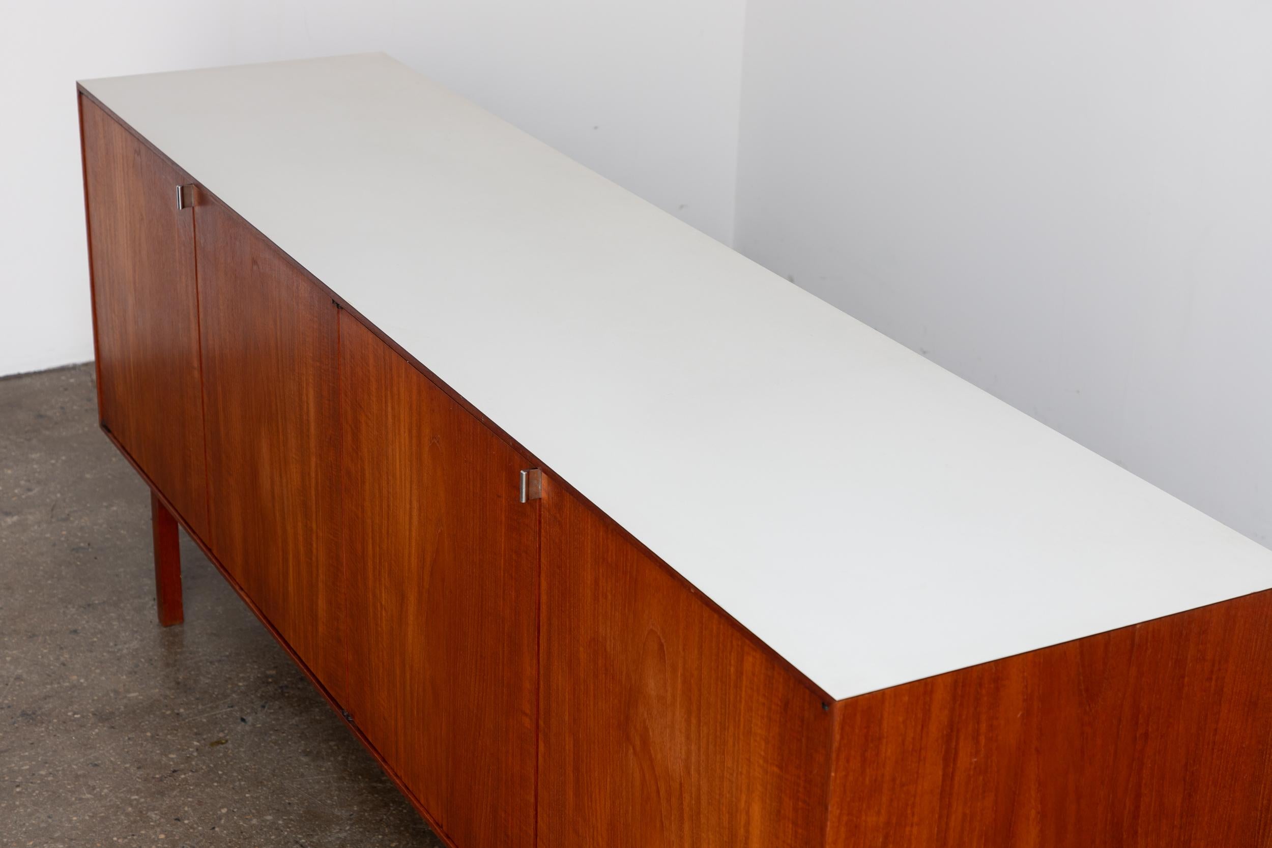Crédence minimaliste en teck du début des années 1960 Florence Knoll pour Knoll Associates Inc Bon état - En vente à Brooklyn, NY
