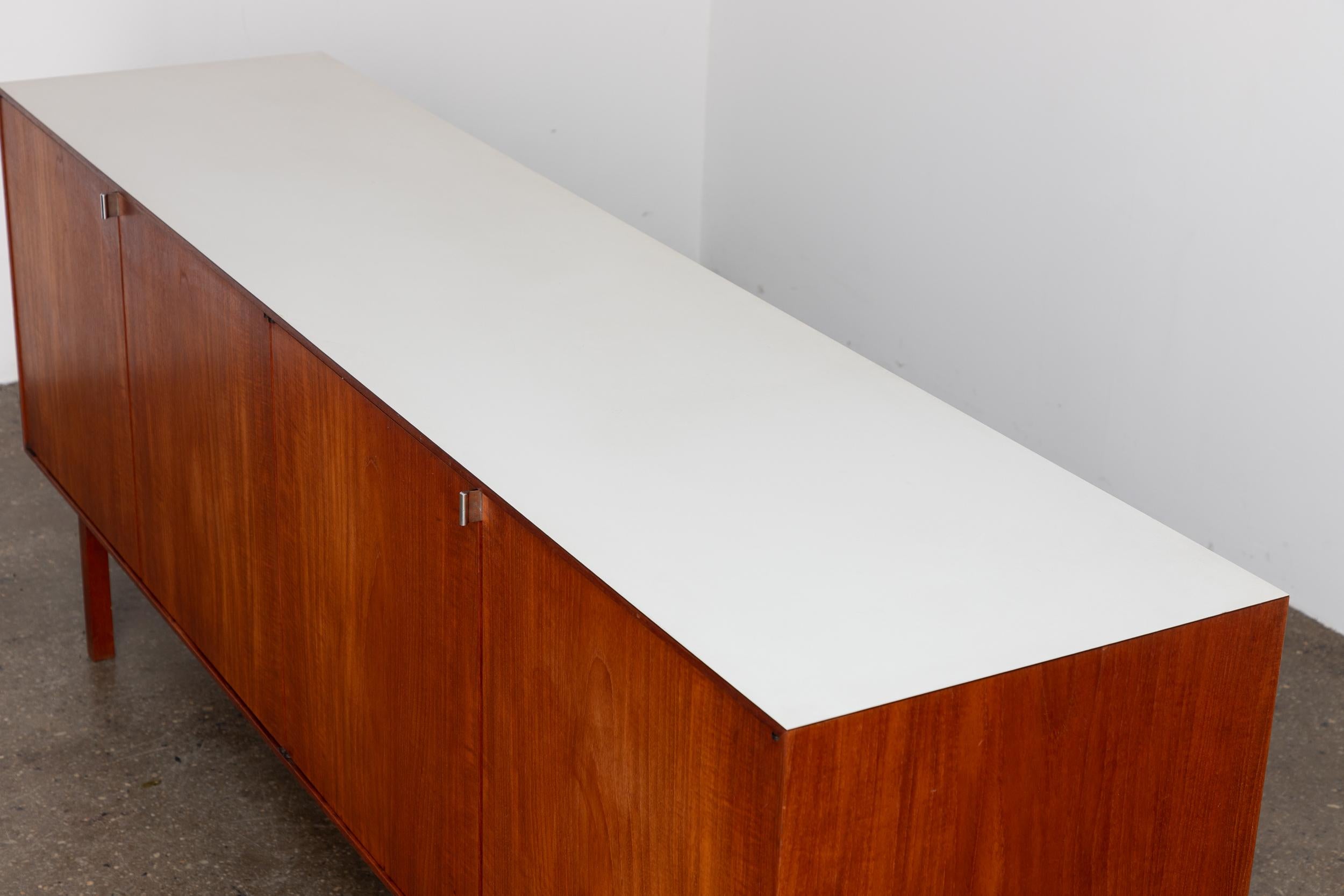 Milieu du XXe siècle Crédence minimaliste en teck du début des années 1960 Florence Knoll pour Knoll Associates Inc en vente