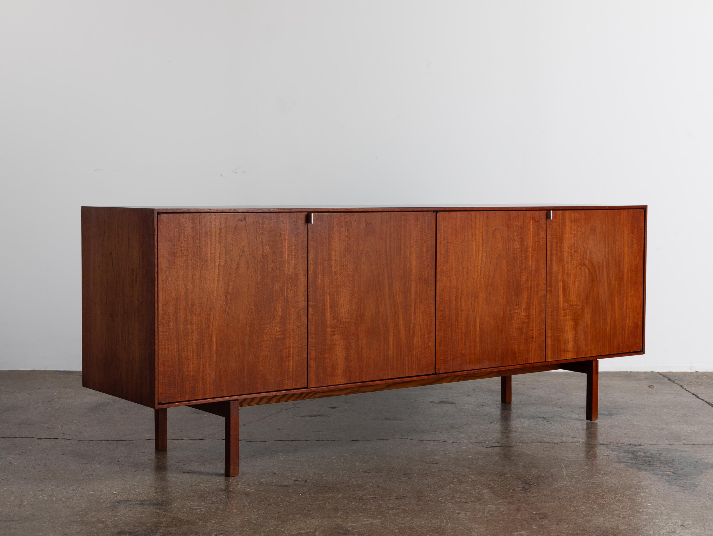 Teck Crédence minimaliste en teck du début des années 1960 Florence Knoll pour Knoll Associates Inc en vente