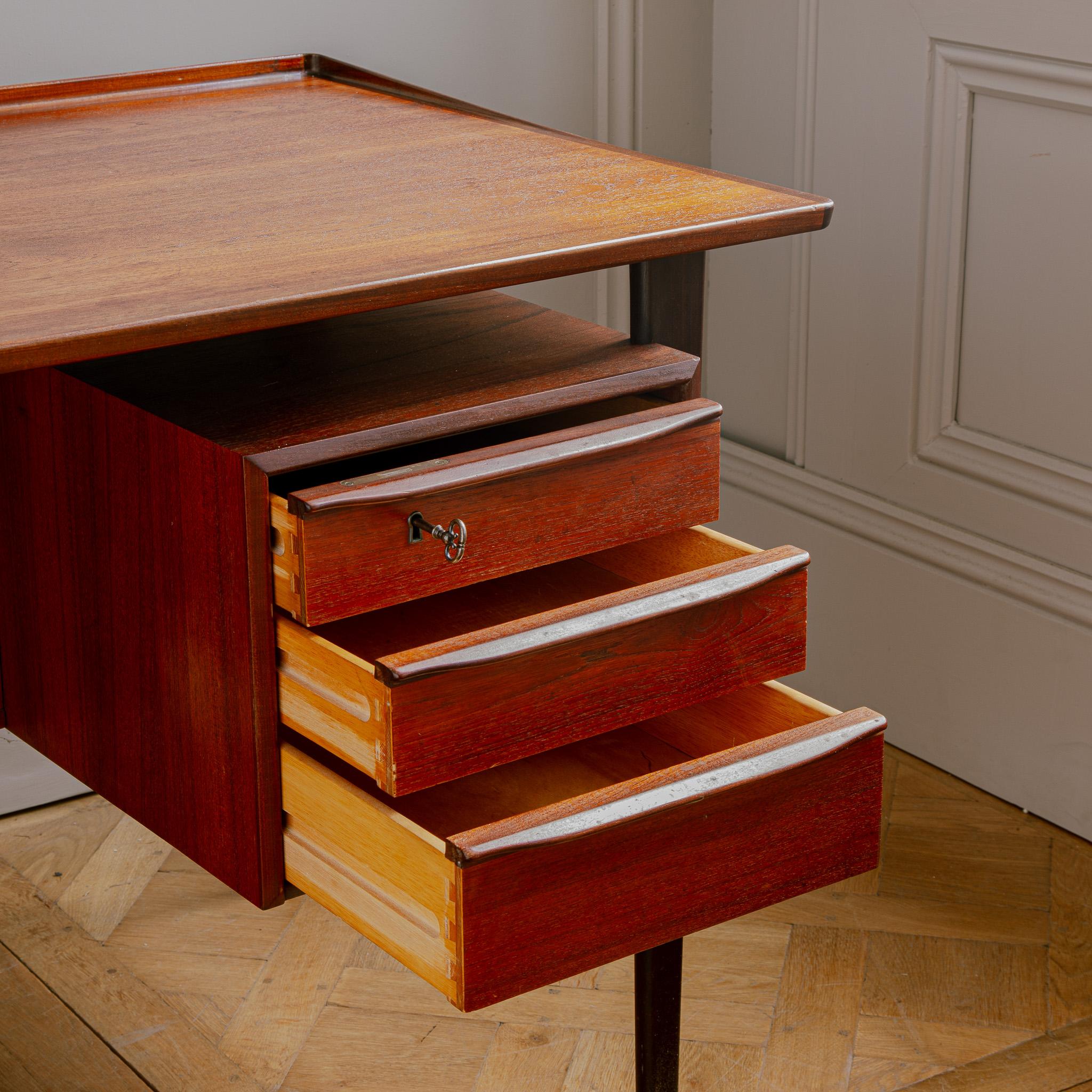 Teak Scrivania direzionale in teak danese di Peters Løvig dei primi anni del 1961 - indipendente con libreria in vendita