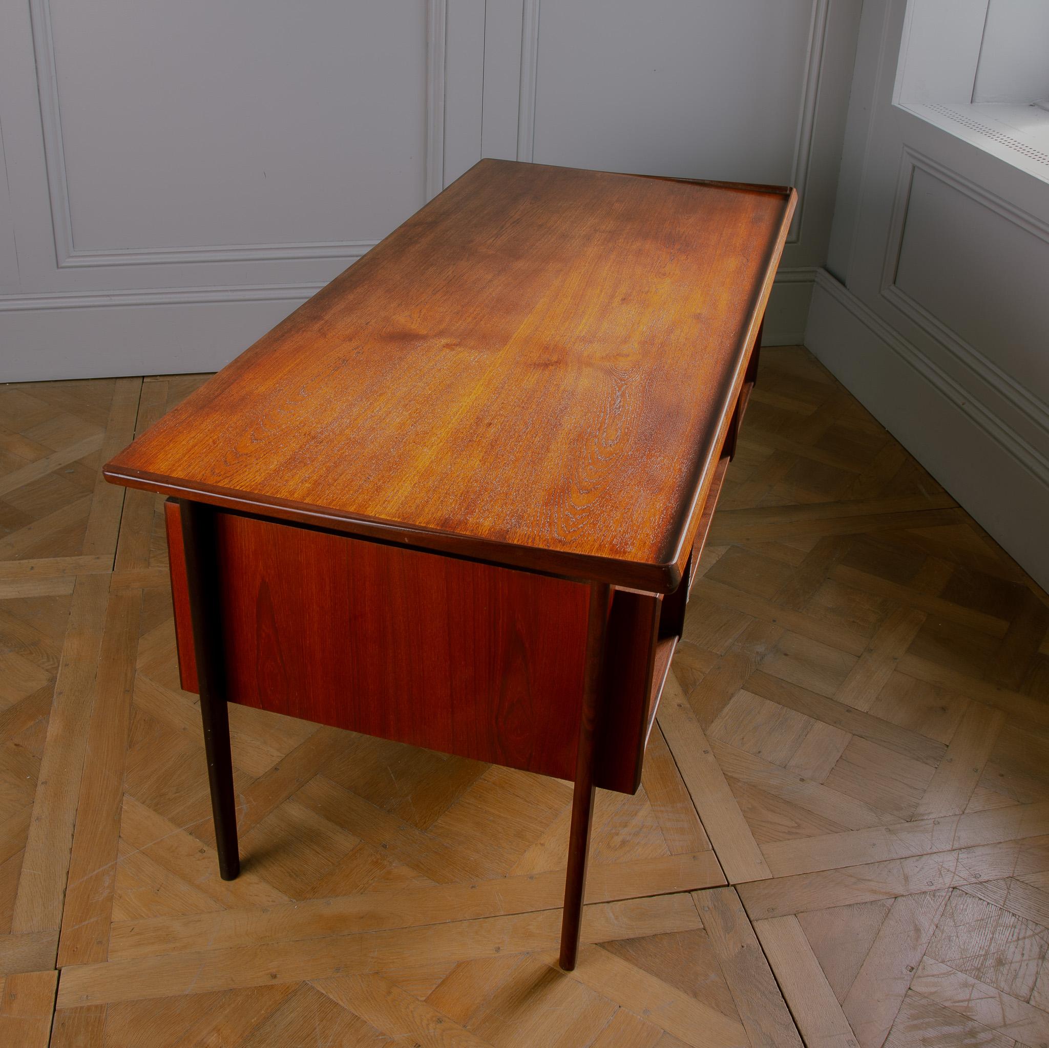 Scrivania direzionale in teak danese di Peters Løvig dei primi anni del 1961 - indipendente con libreria in vendita 3
