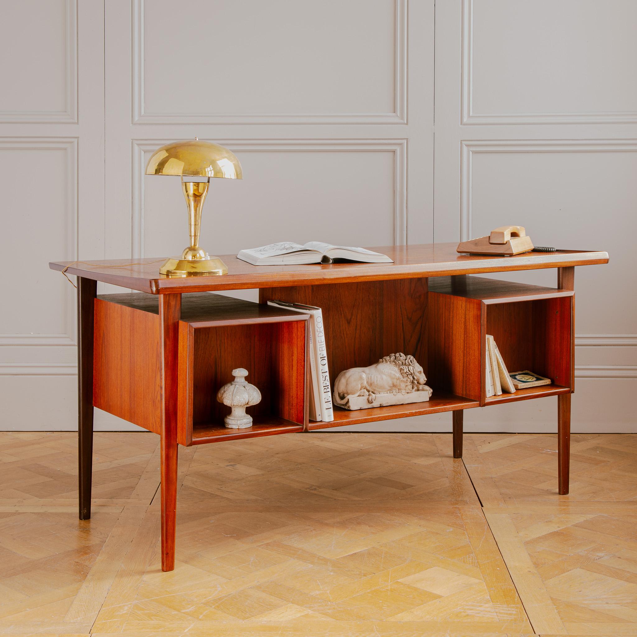 Scandinavo moderno Scrivania direzionale in teak danese di Peters Løvig dei primi anni del 1961 - indipendente con libreria in vendita