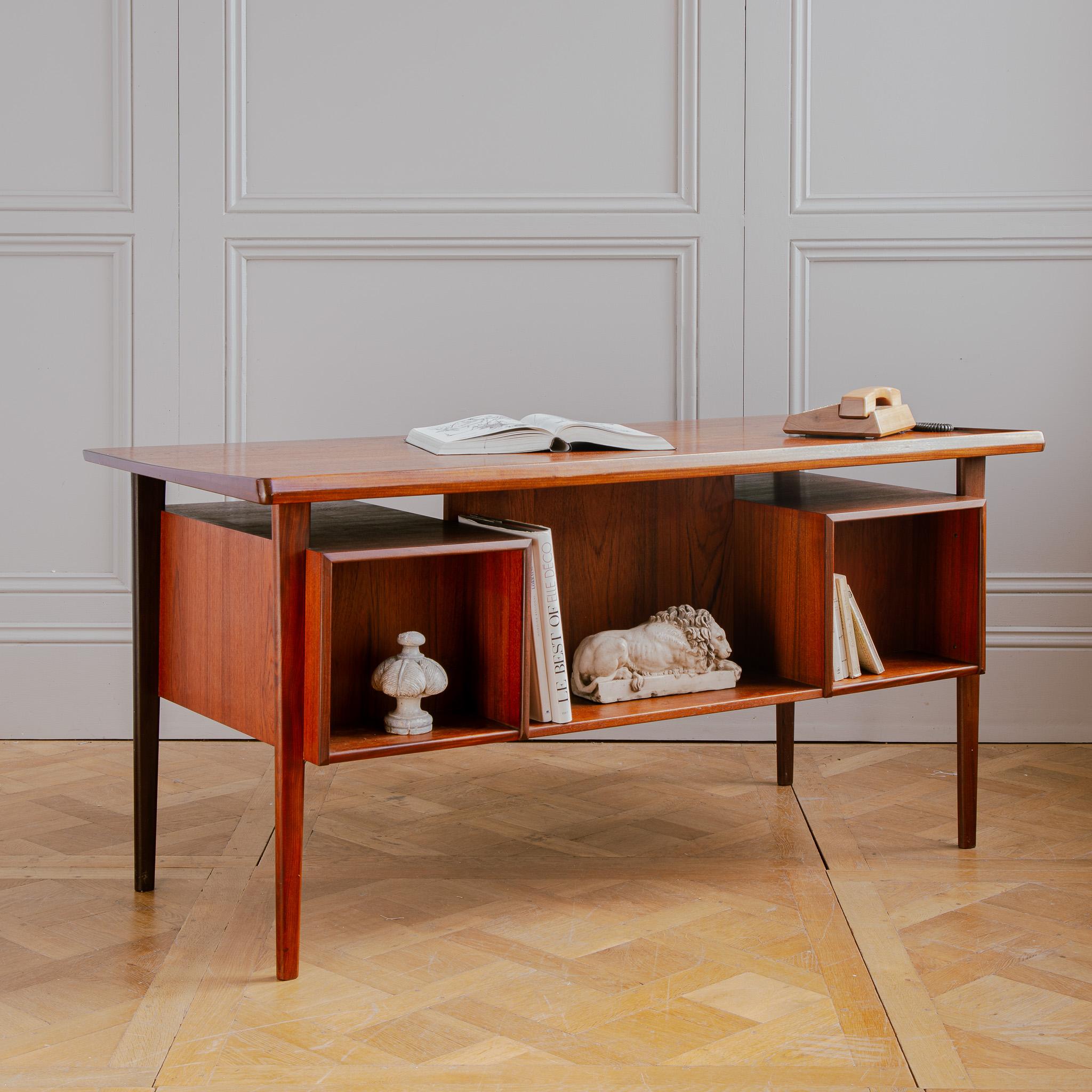 Danese Scrivania direzionale in teak danese di Peters Løvig dei primi anni del 1961 - indipendente con libreria in vendita