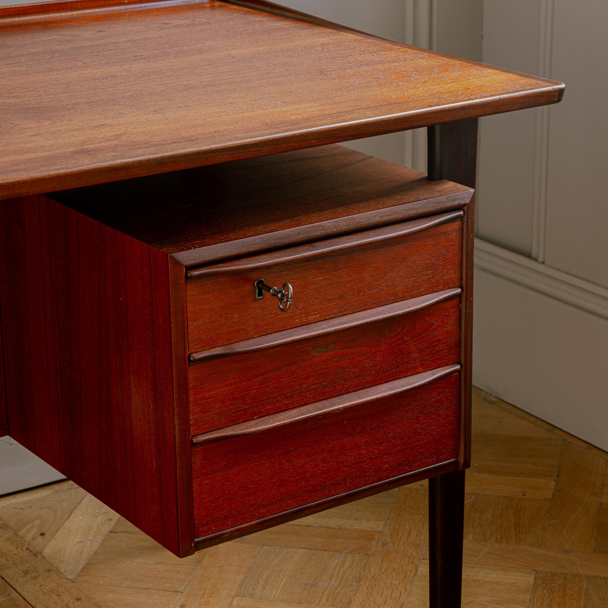 XX secolo Scrivania direzionale in teak danese di Peters Løvig dei primi anni del 1961 - indipendente con libreria in vendita