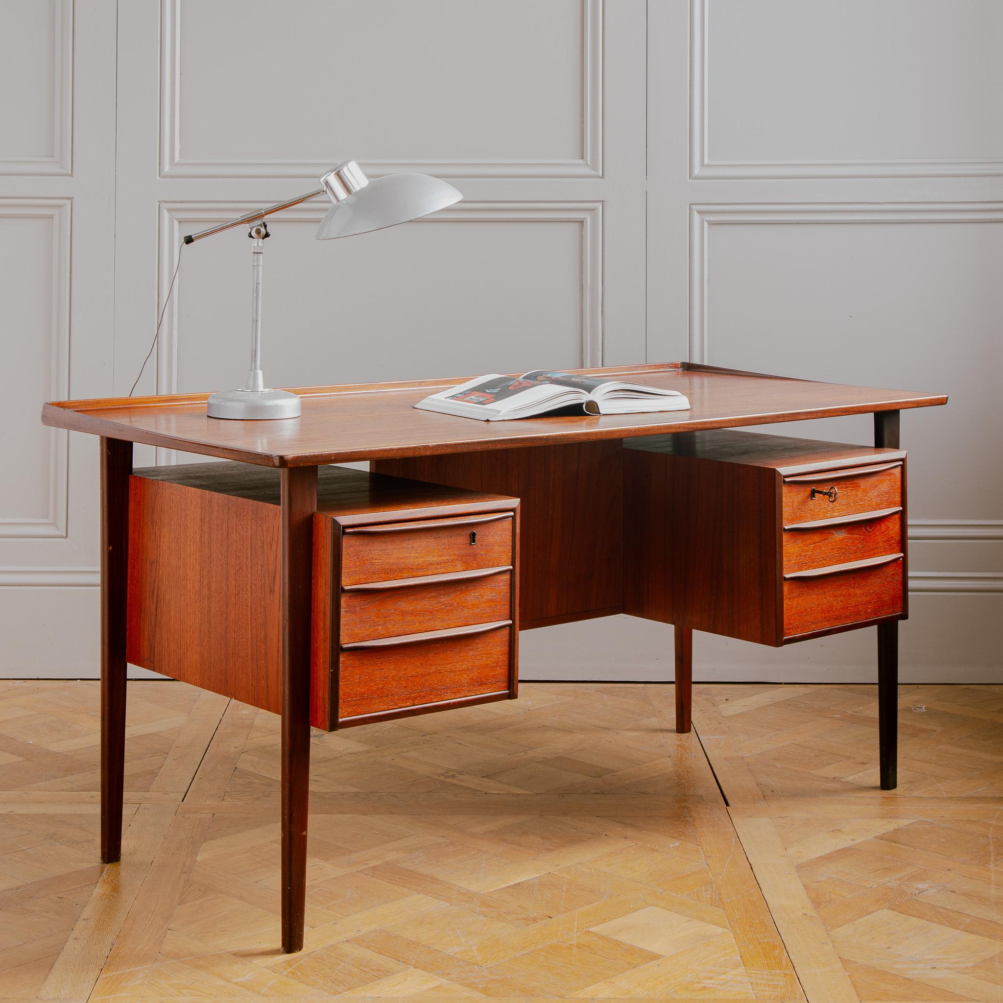 Un eccezionale modello di prima produzione dell'iconica scrivania danese in teak di Peter Løvig Nielsen, datata 16 marzo 1961. Progettato durante l'epoca d'oro del modernismo scandinavo, questo modello indipendente riflette la maestria di Løvig nel