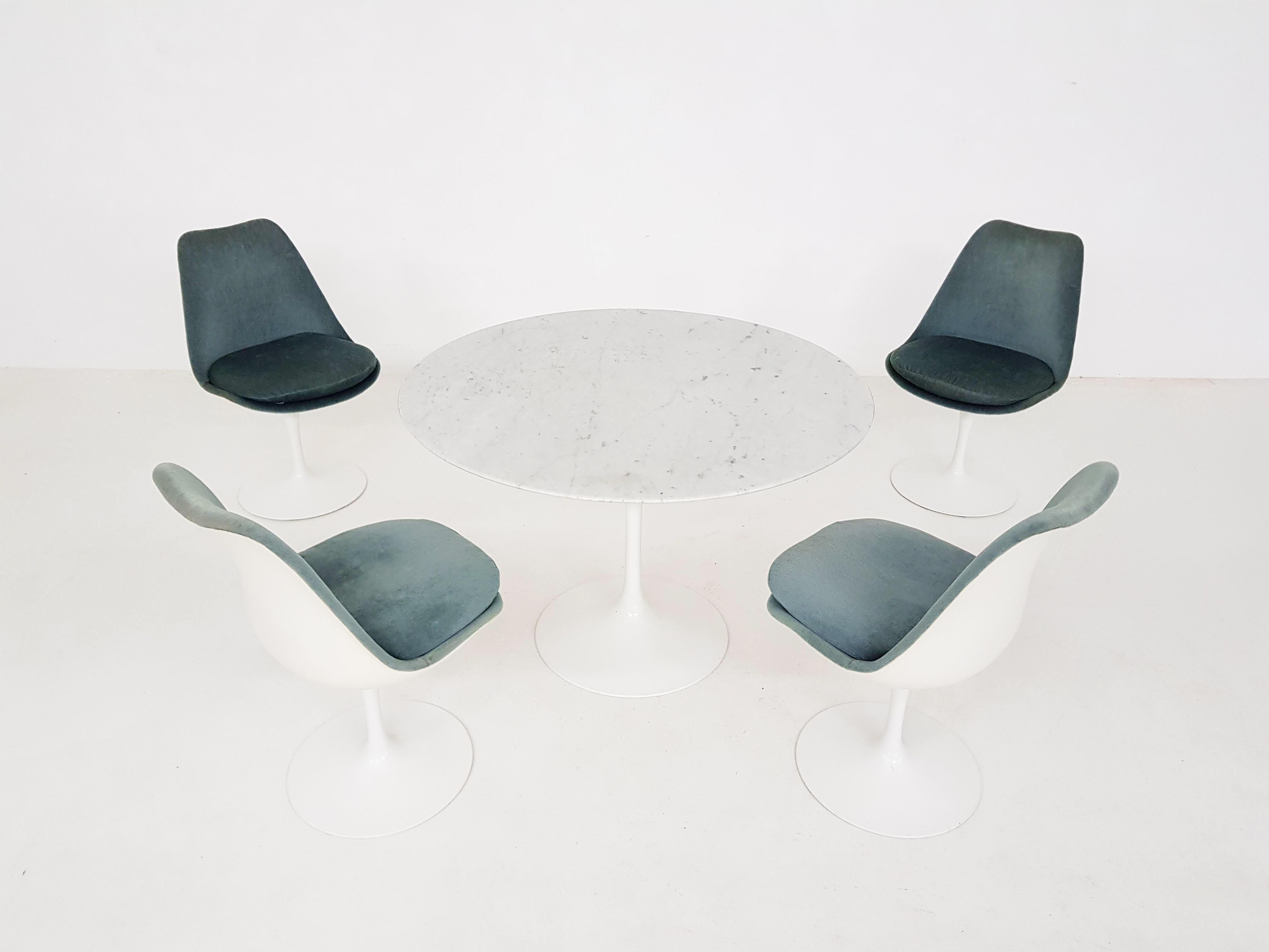 Early 1969 Marble Eero Saarinen Tulip dining table and Chairs for Knoll

This is an authentic and fully original dining set from Eero Saarinen for Knoll International. The chairs still have their original green velvet fabric. We considered