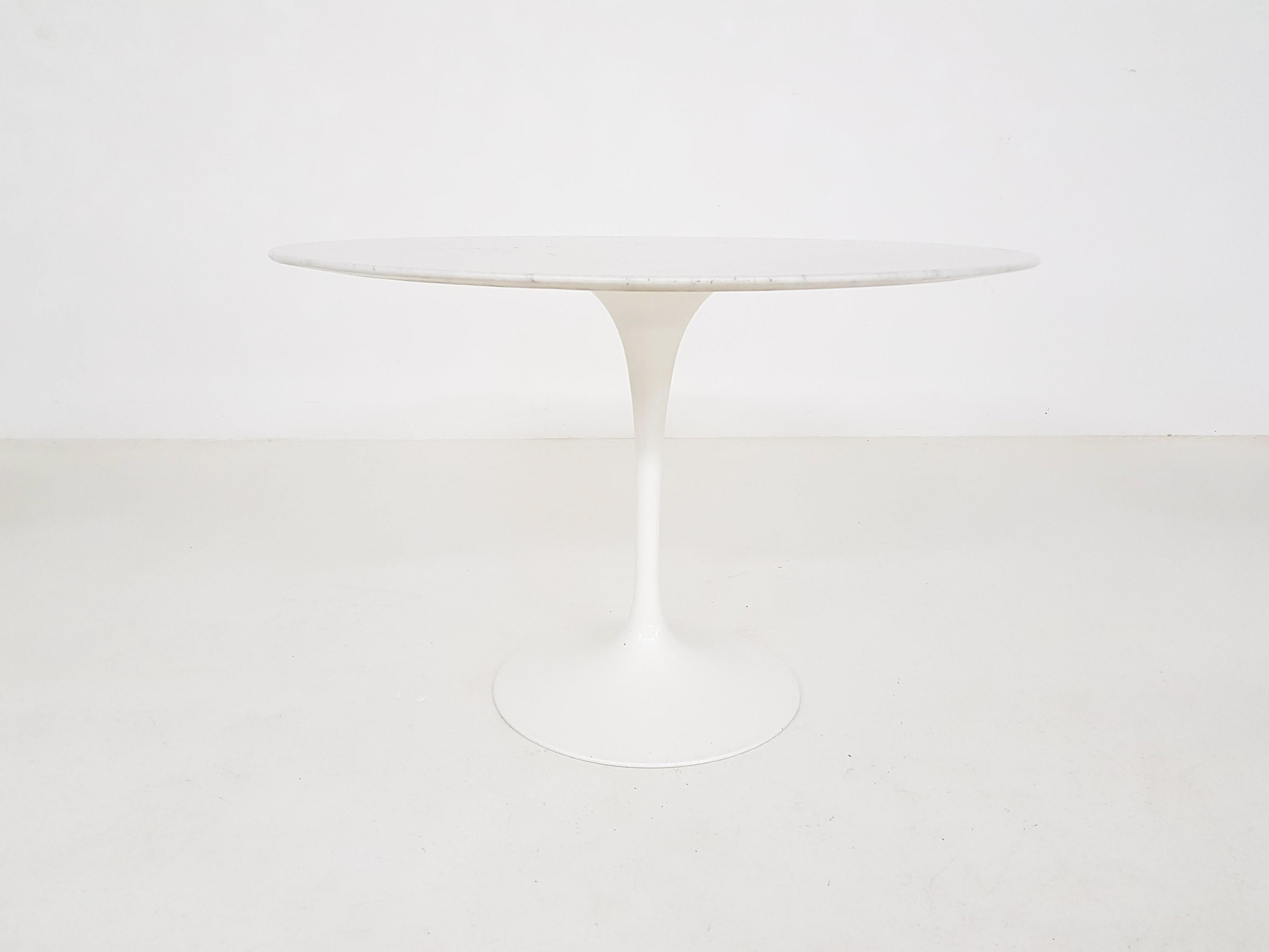 Early 1969 Marble Eero Saarinen Tulip Dining Table and Chairs for Knoll Int In Good Condition In Amsterdam, NL