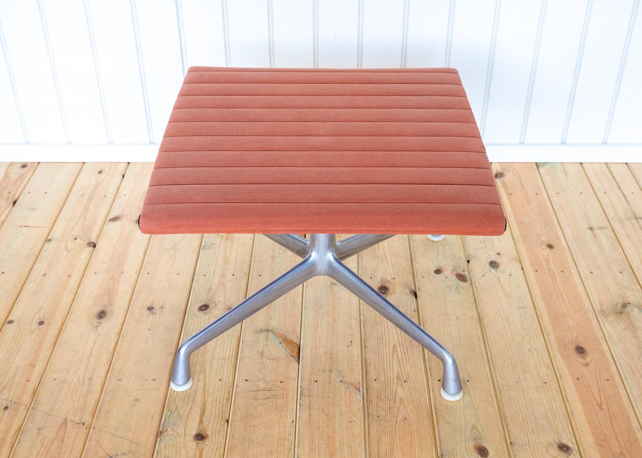 Otomana reposapiés Eames EA125 EA323 de principios de los 70 de Herman Miller Gamuza rosa MCM en venta 2