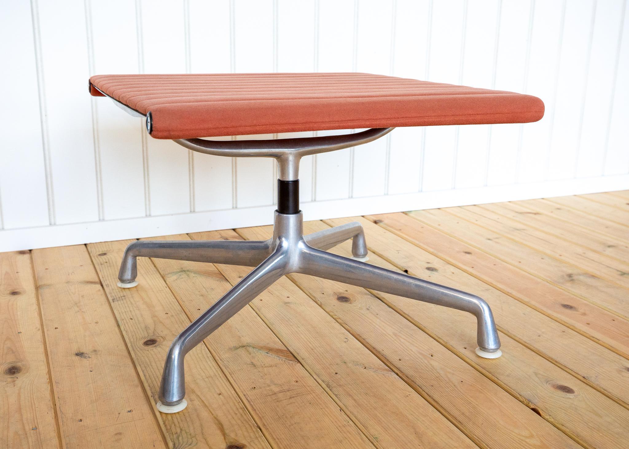 Otomana reposapiés Eames EA125 EA323 de principios de los 70 de Herman Miller Gamuza rosa MCM en venta 3