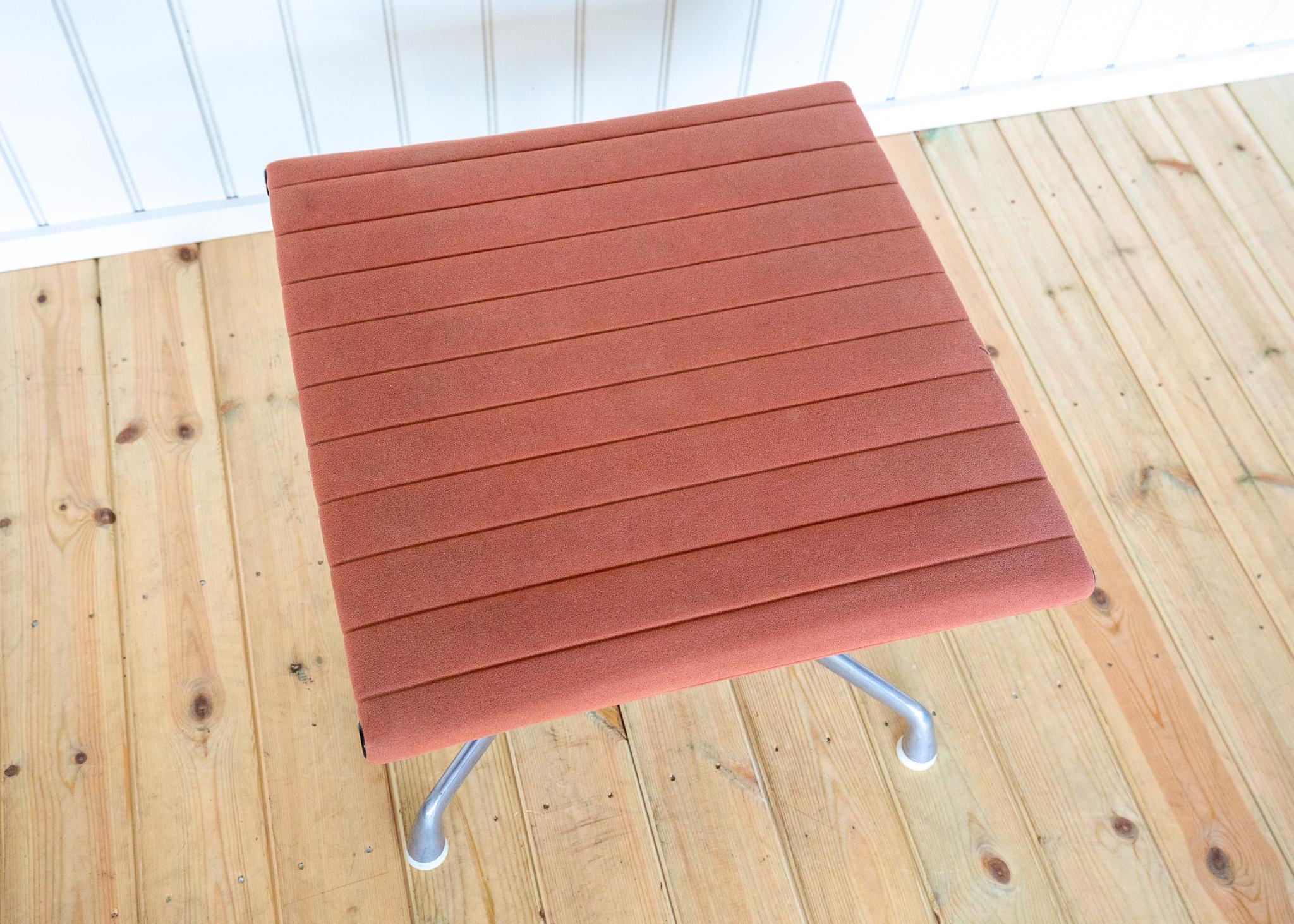 Otomana reposapiés Eames EA125 EA323 de principios de los 70 de Herman Miller Gamuza rosa MCM en venta 4