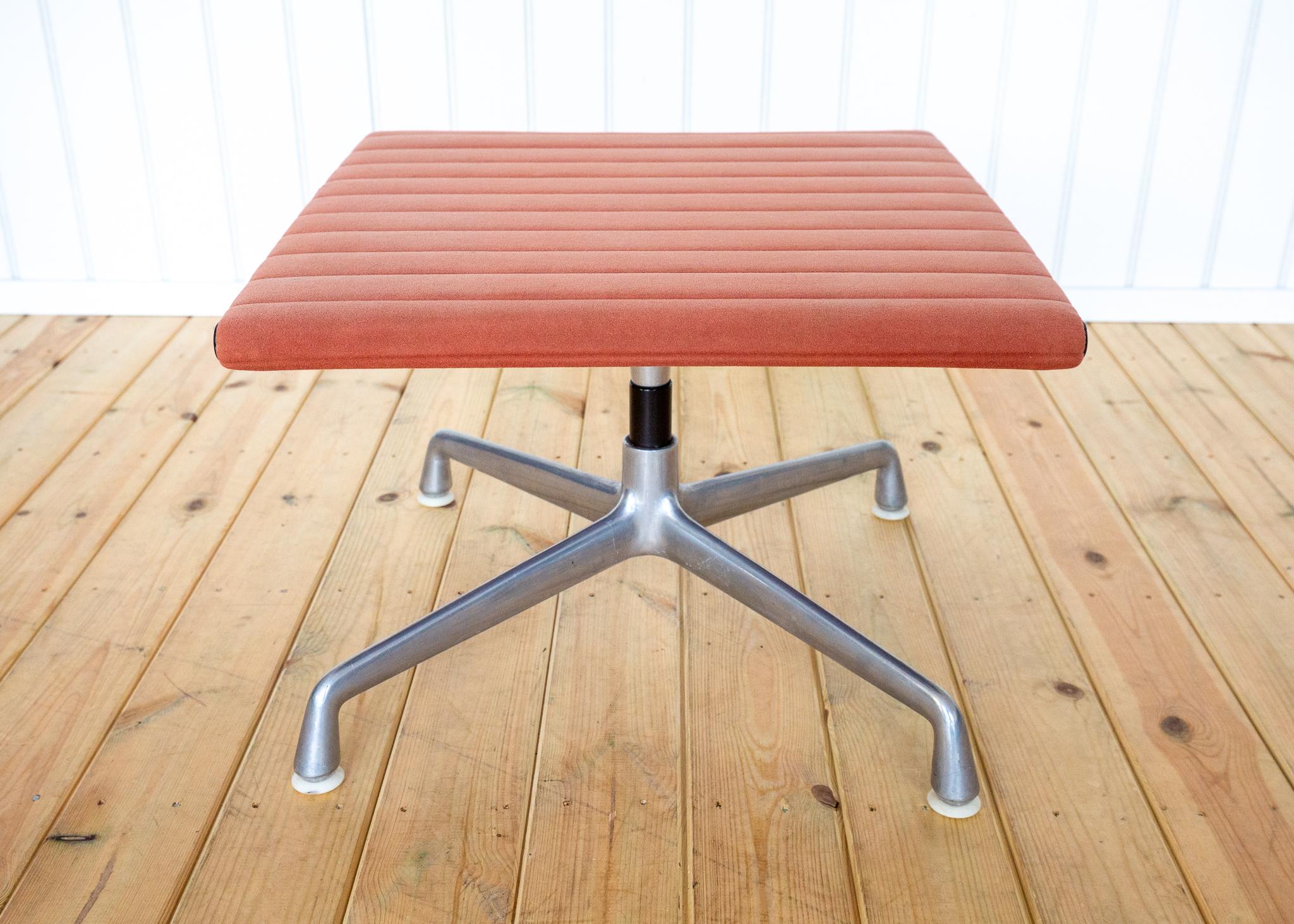 Otomana reposapiés Eames EA125 EA323 de principios de los 70 de Herman Miller Gamuza rosa MCM en venta 5