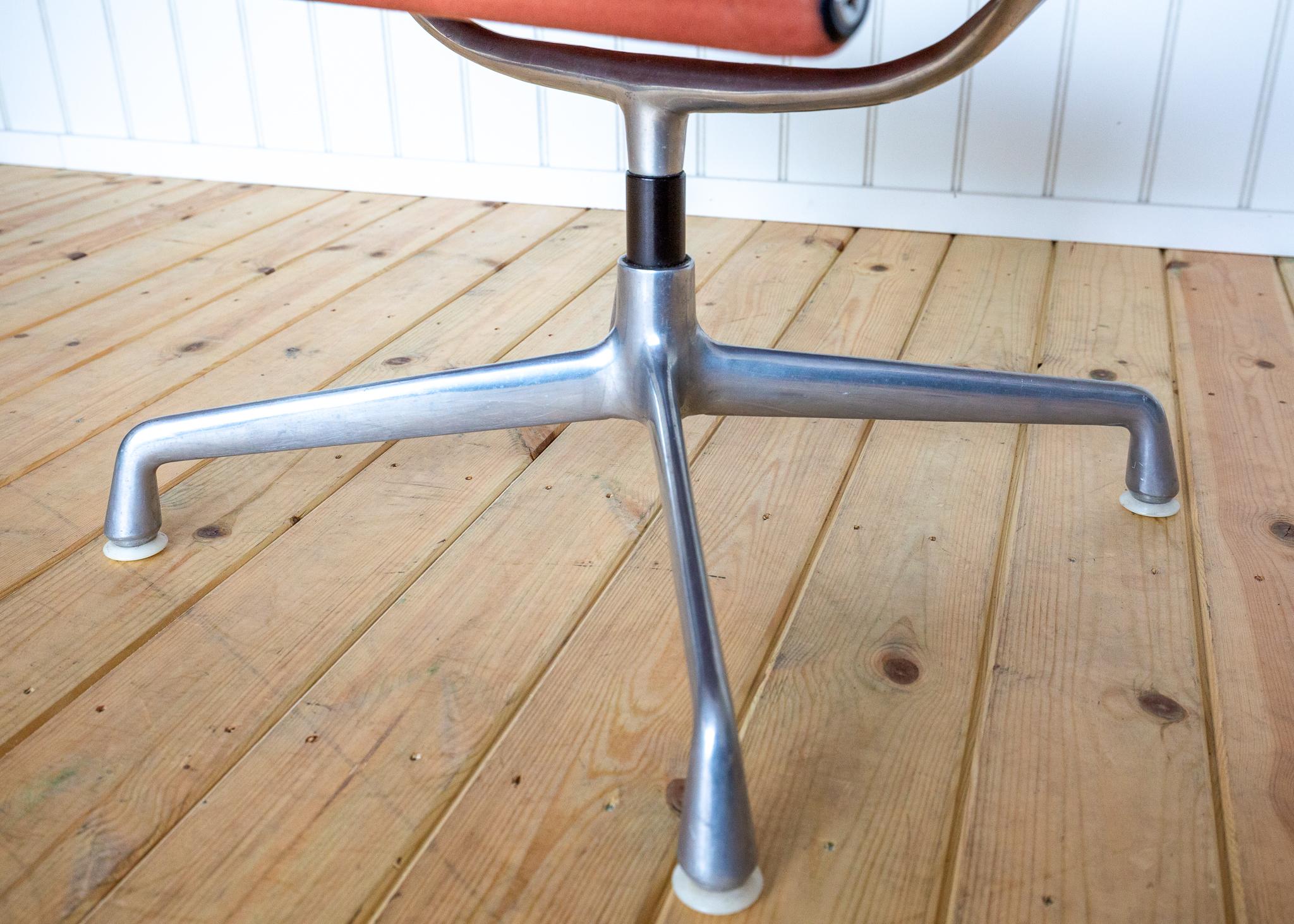 Otomana reposapiés Eames EA125 EA323 de principios de los 70 de Herman Miller Gamuza rosa MCM en venta 7