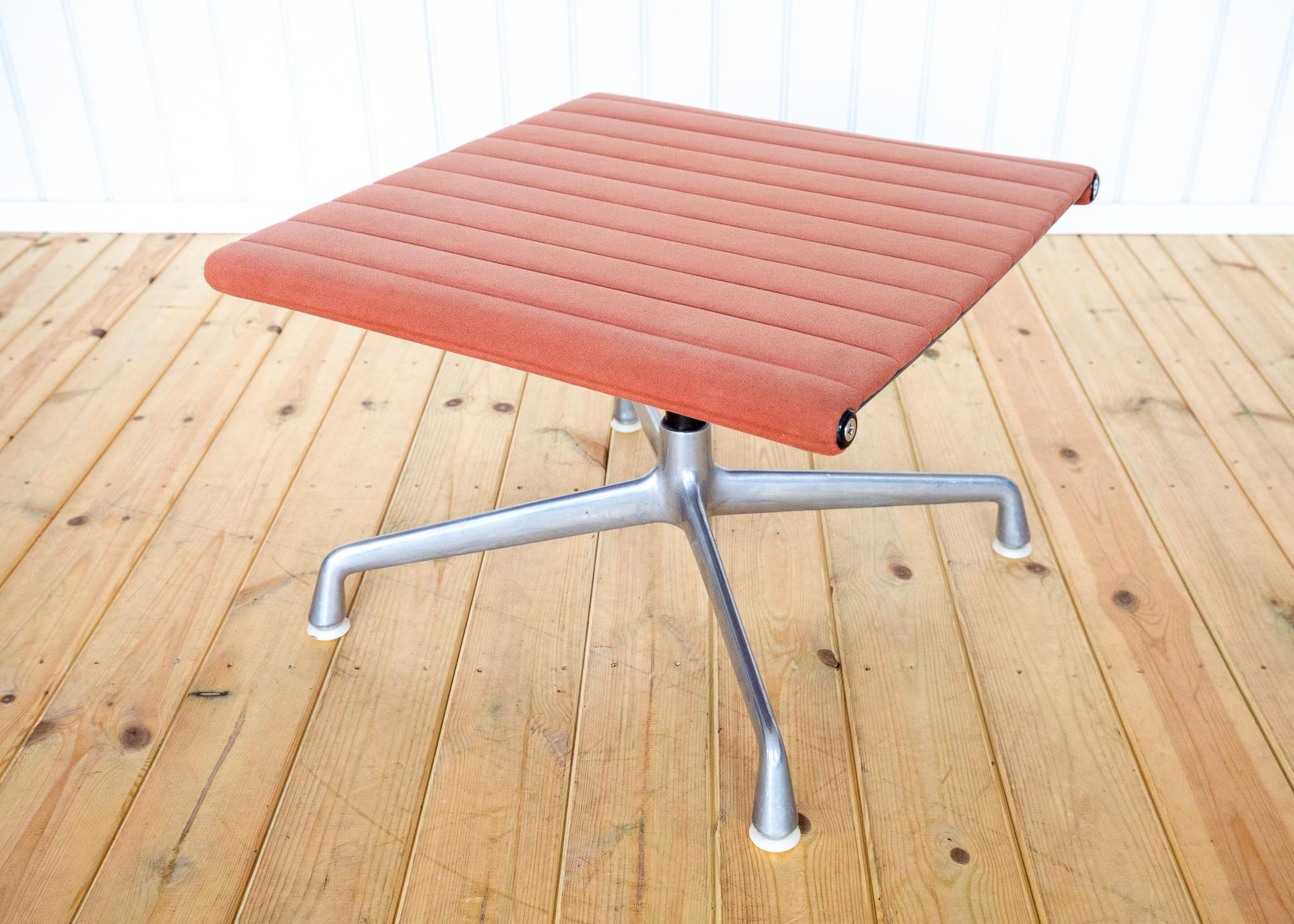 Un escabel/taburete Eames de mediados de siglo, muy raro y extremadamente atractivo, en un precioso estado vintage. Diseñado por los titanes de mediados de siglo Charles and Ray Eames y fabricado en Estados Unidos por Herman Miller, este raro y