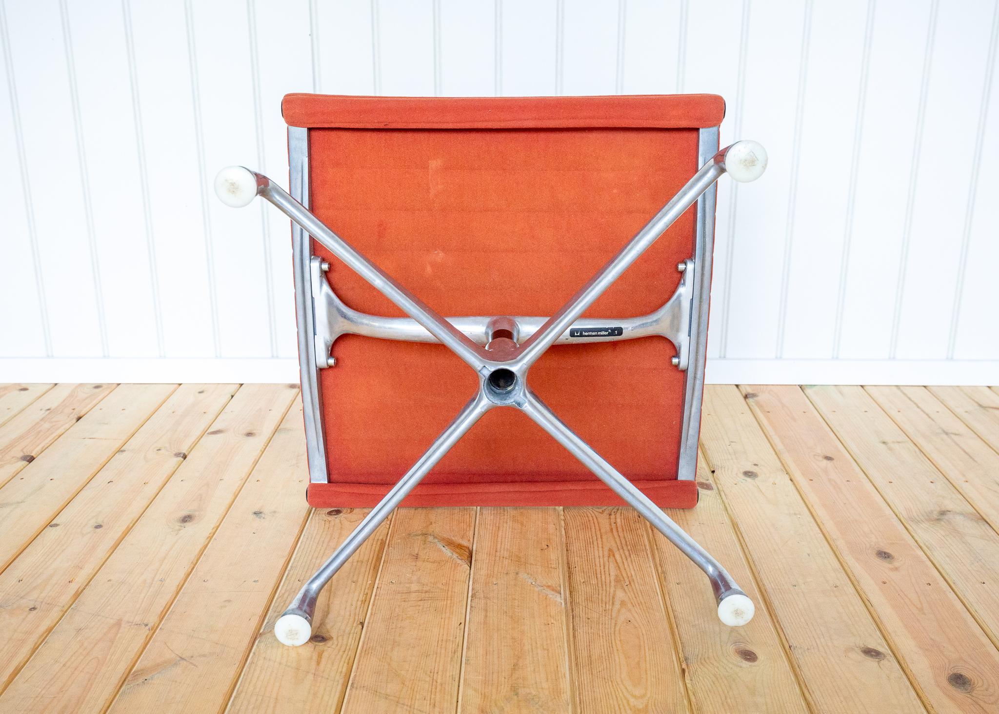 Otomana reposapiés Eames EA125 EA323 de principios de los 70 de Herman Miller Gamuza rosa MCM en venta 12