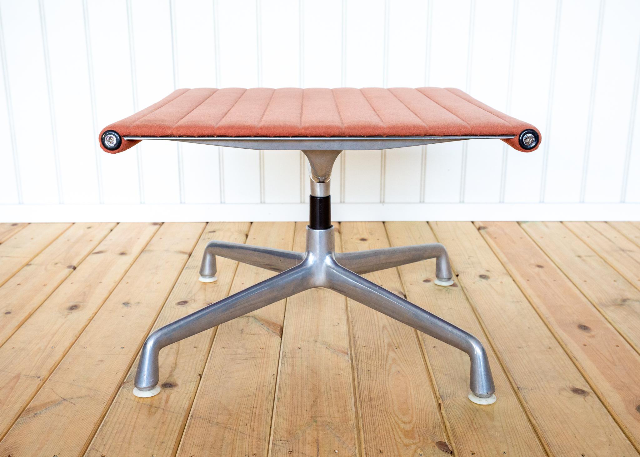 Otomana reposapiés Eames EA125 EA323 de principios de los 70 de Herman Miller Gamuza rosa MCM Estadounidense en venta