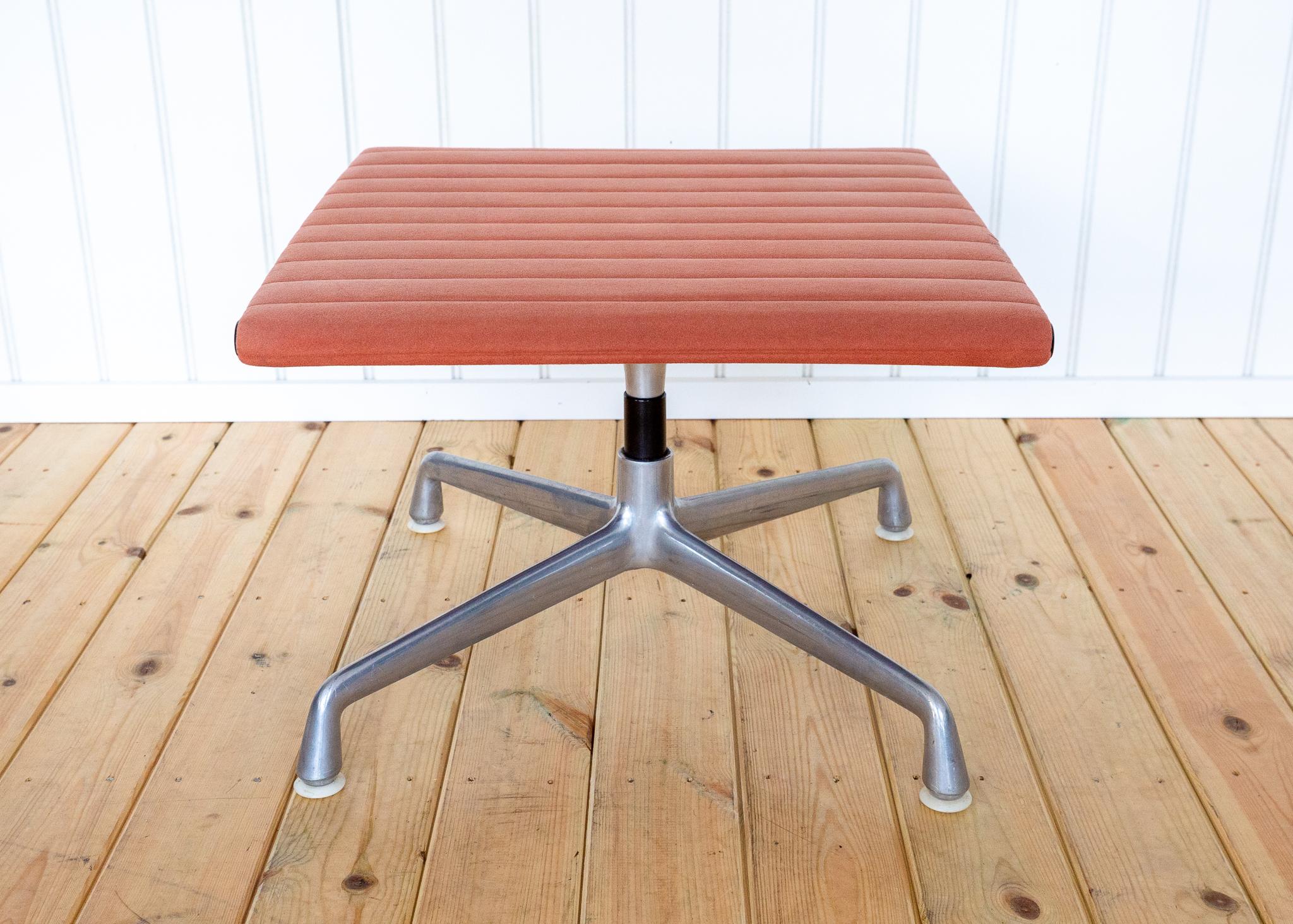 Otomana reposapiés Eames EA125 EA323 de principios de los 70 de Herman Miller Gamuza rosa MCM siglo XX en venta