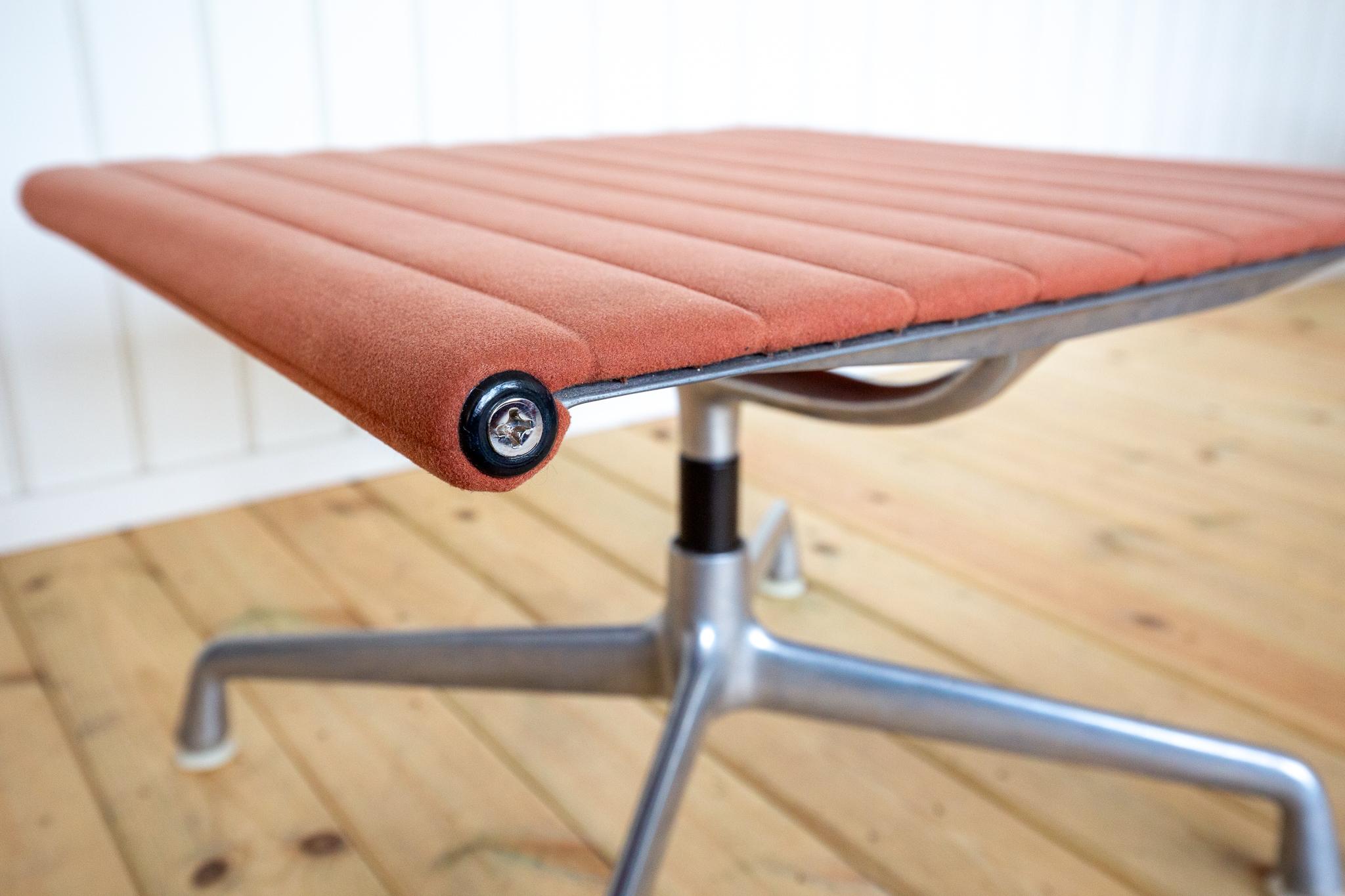 Otomana reposapiés Eames EA125 EA323 de principios de los 70 de Herman Miller Gamuza rosa MCM Aluminio en venta
