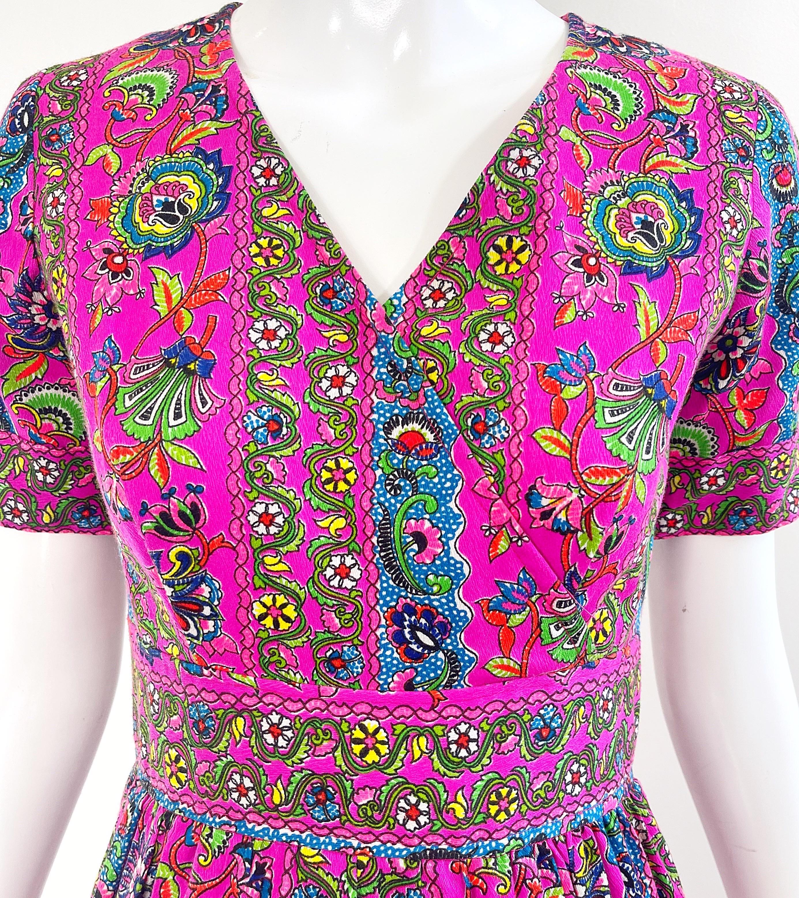 Début des années 1970 Rose vif Imprimé Paisley Coton Vintage 70s A Line Robe Excellent état - En vente à San Diego, CA
