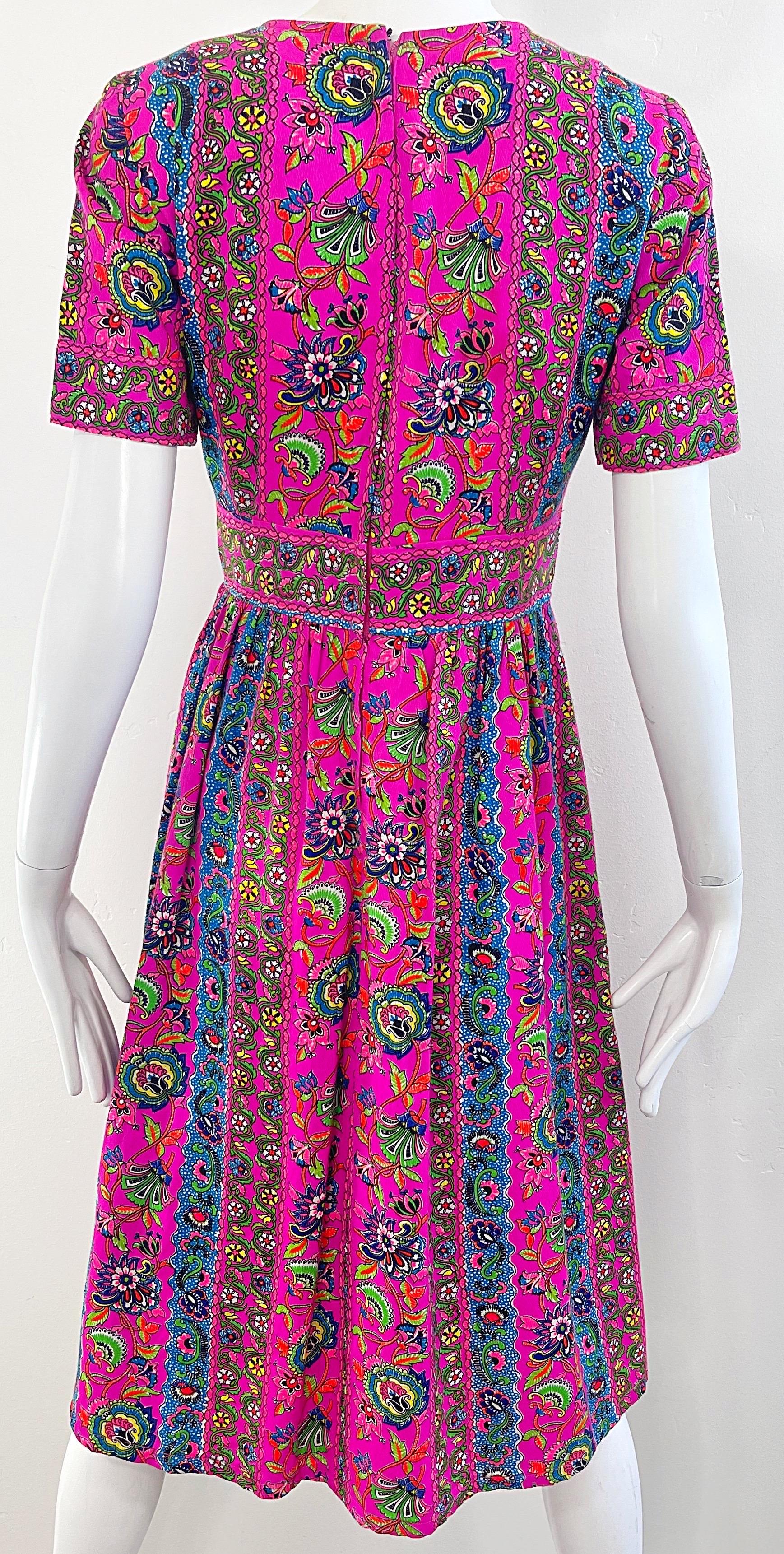 Début des années 1970 Rose vif Imprimé Paisley Coton Vintage 70s A Line Robe Pour femmes en vente