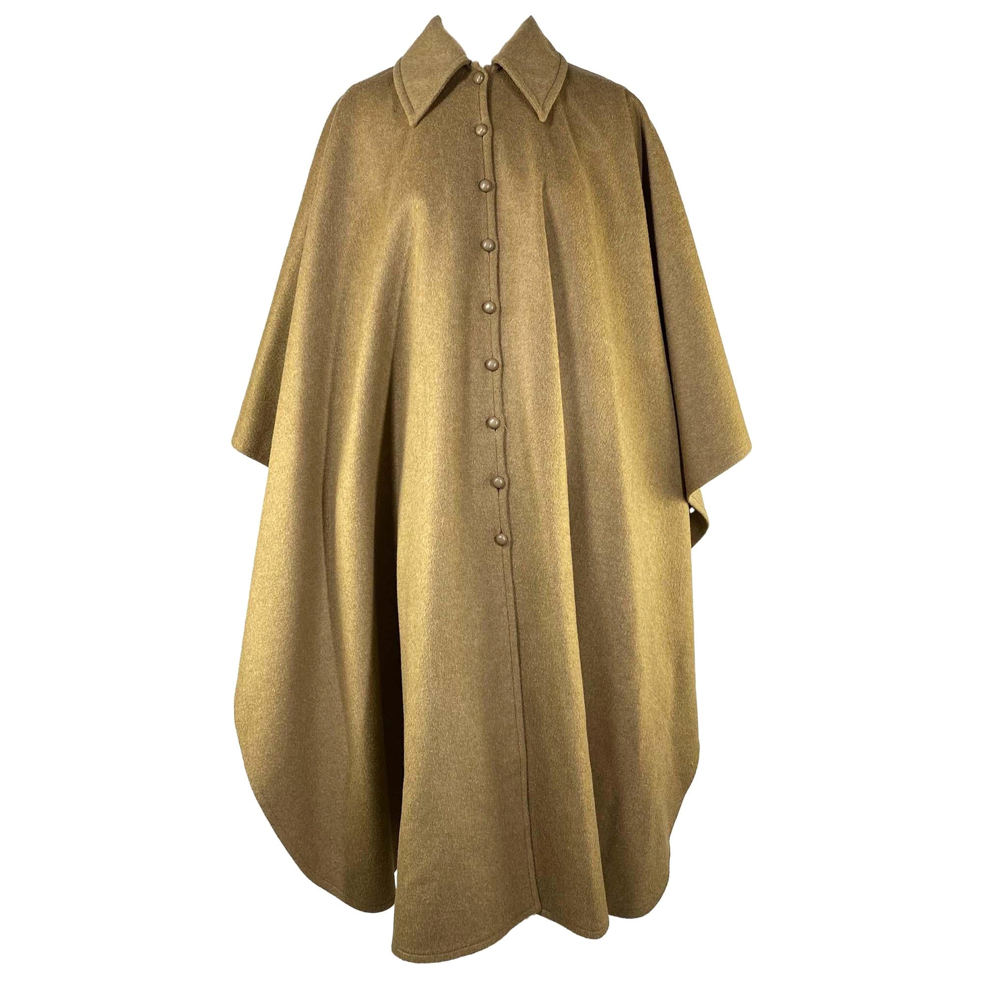 Principios de los 70 Saint Laurent Rive Gauche Poncho de lana camel con botones y cuello de capa