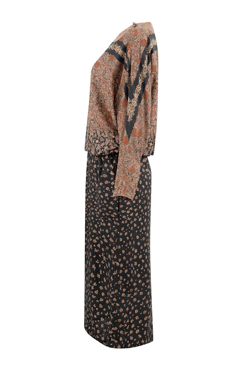 This 1970s floral print cotton/wool blend maxi dress is by American high end label Teal Traina and has a feminine, contemporary aesthetic with a Deco style line. The autumnal shades of russet, golden ochre and sage green blend beautifully against a