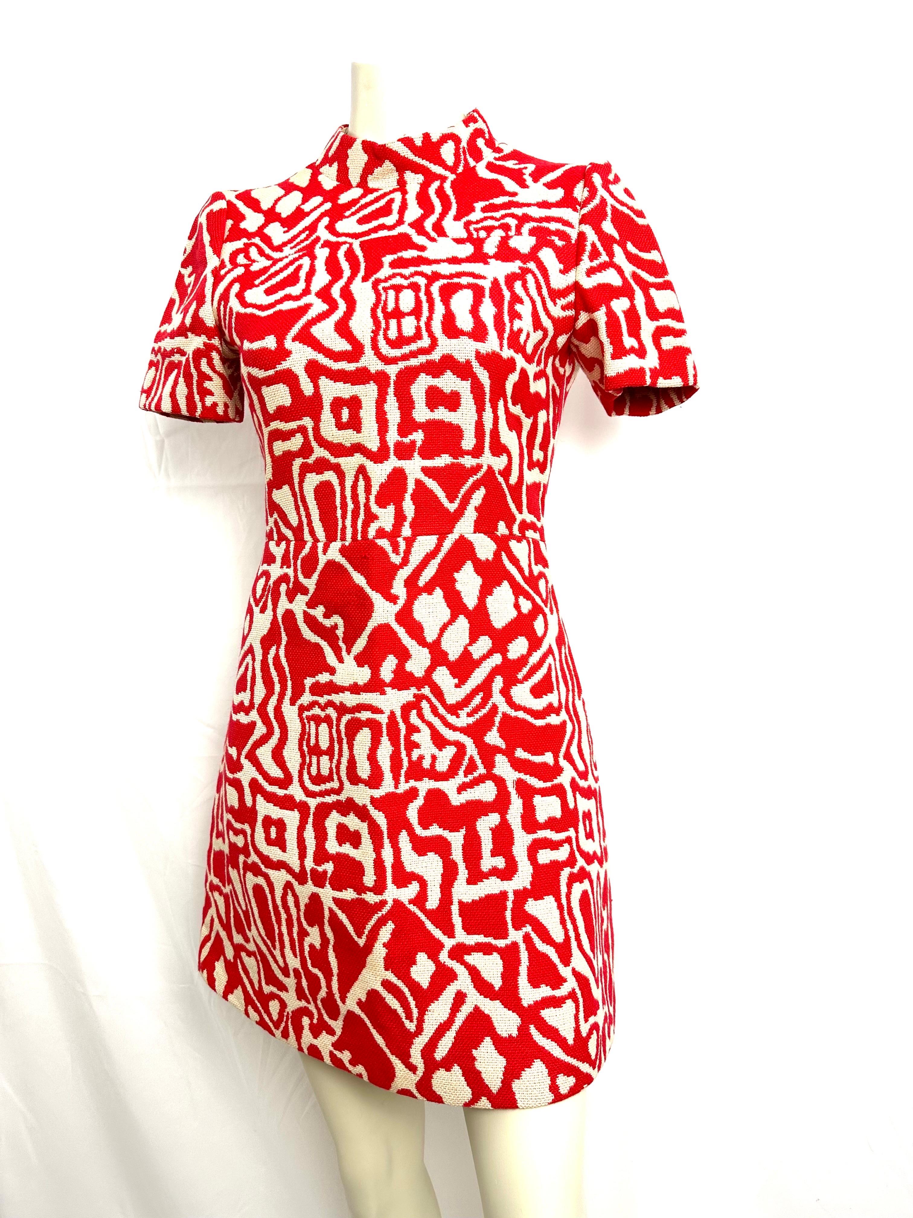 Ted Lapidus trapeze dress from the early 1970s in braided wool with abstract/brutalist motifs in fiery red on a white background.
Short sleeves and structured shoulders.
Long back zipper ending in 3 small mother-of-pearl buttons.
Size 42 shown