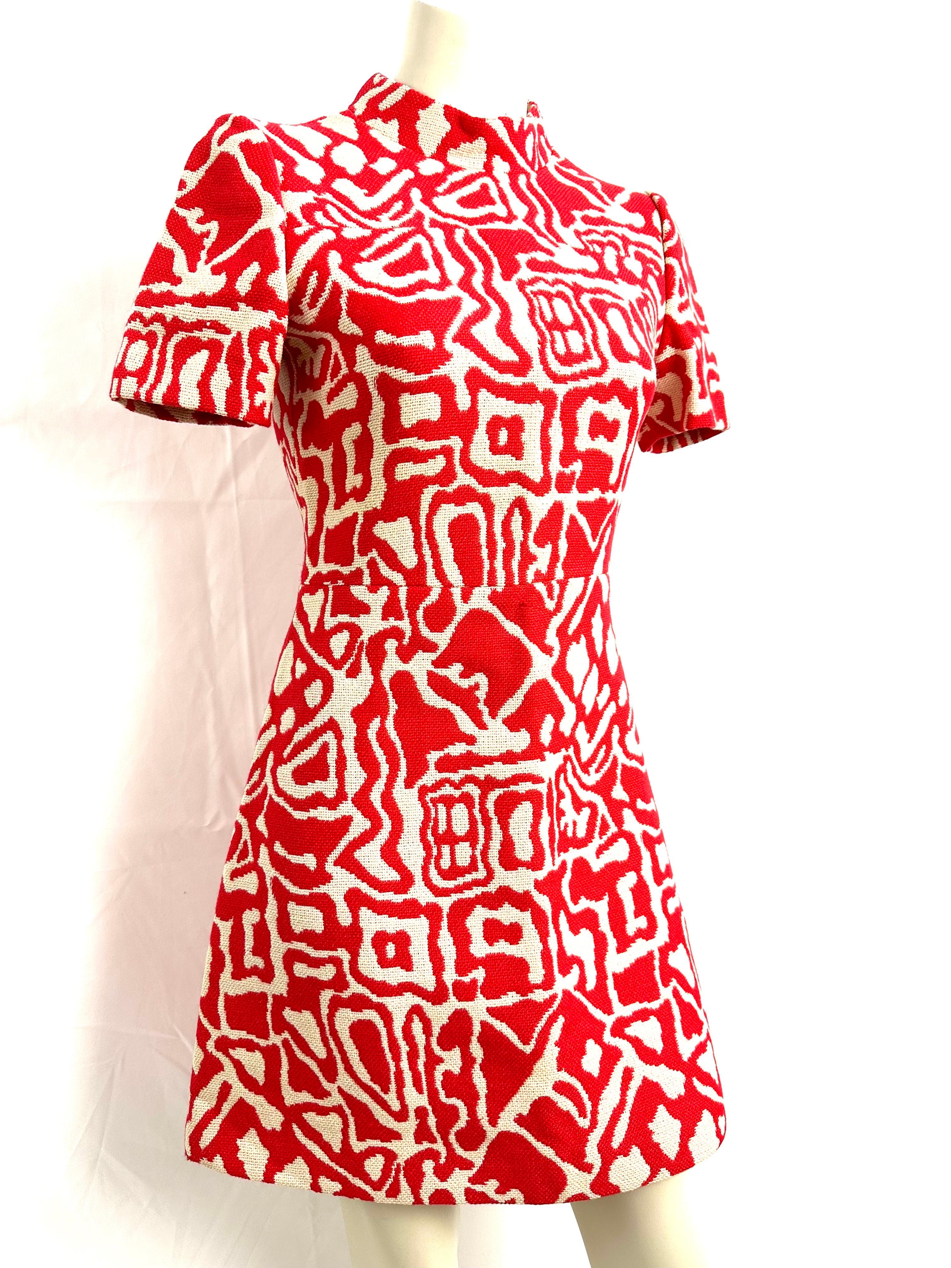 Early 1970s trapeze dress by tes lapidus with brutalist motif In Good Condition For Sale In L'ESCALA, ES