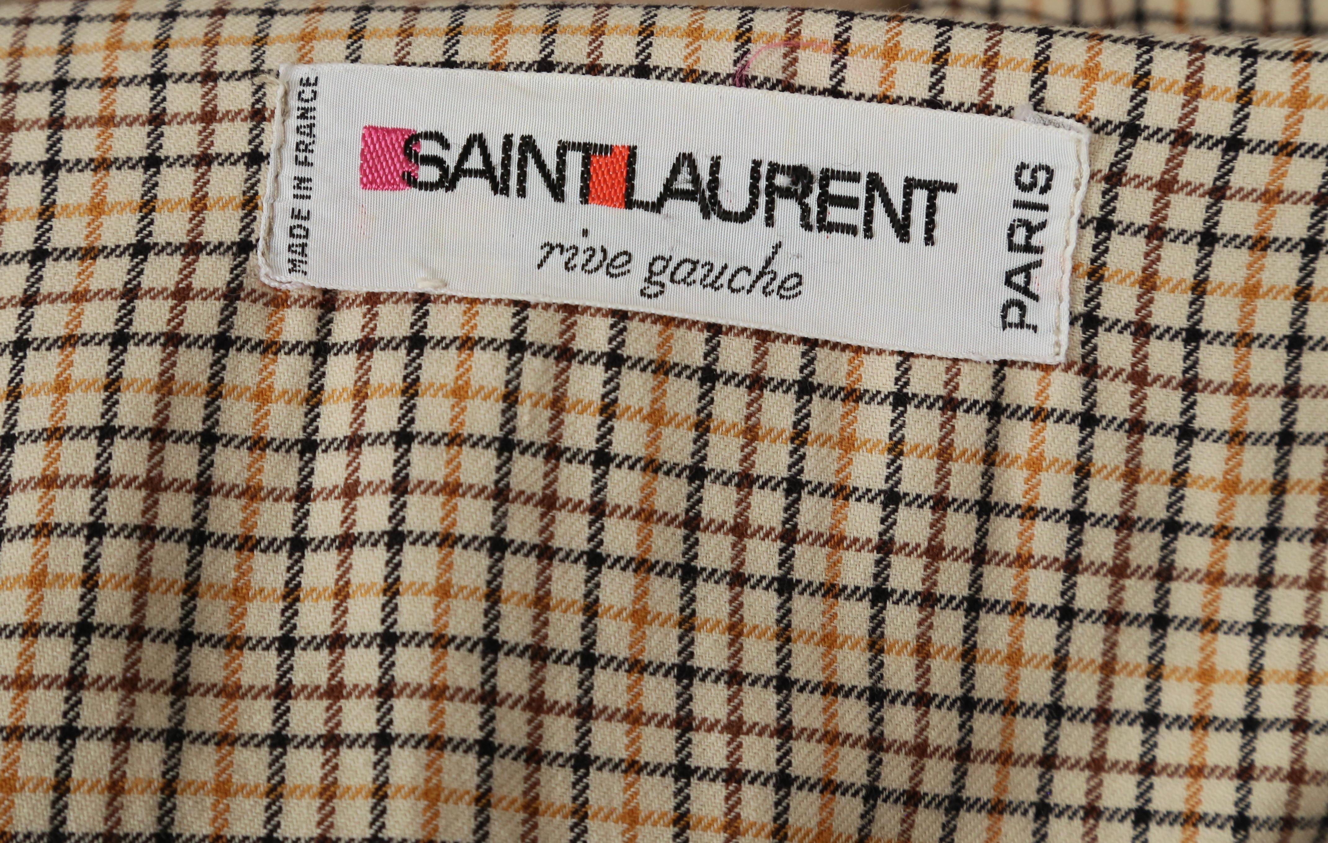 début 1970 Yves Saint Laurent trench en popeline de coton kaki avec cape en vente 3
