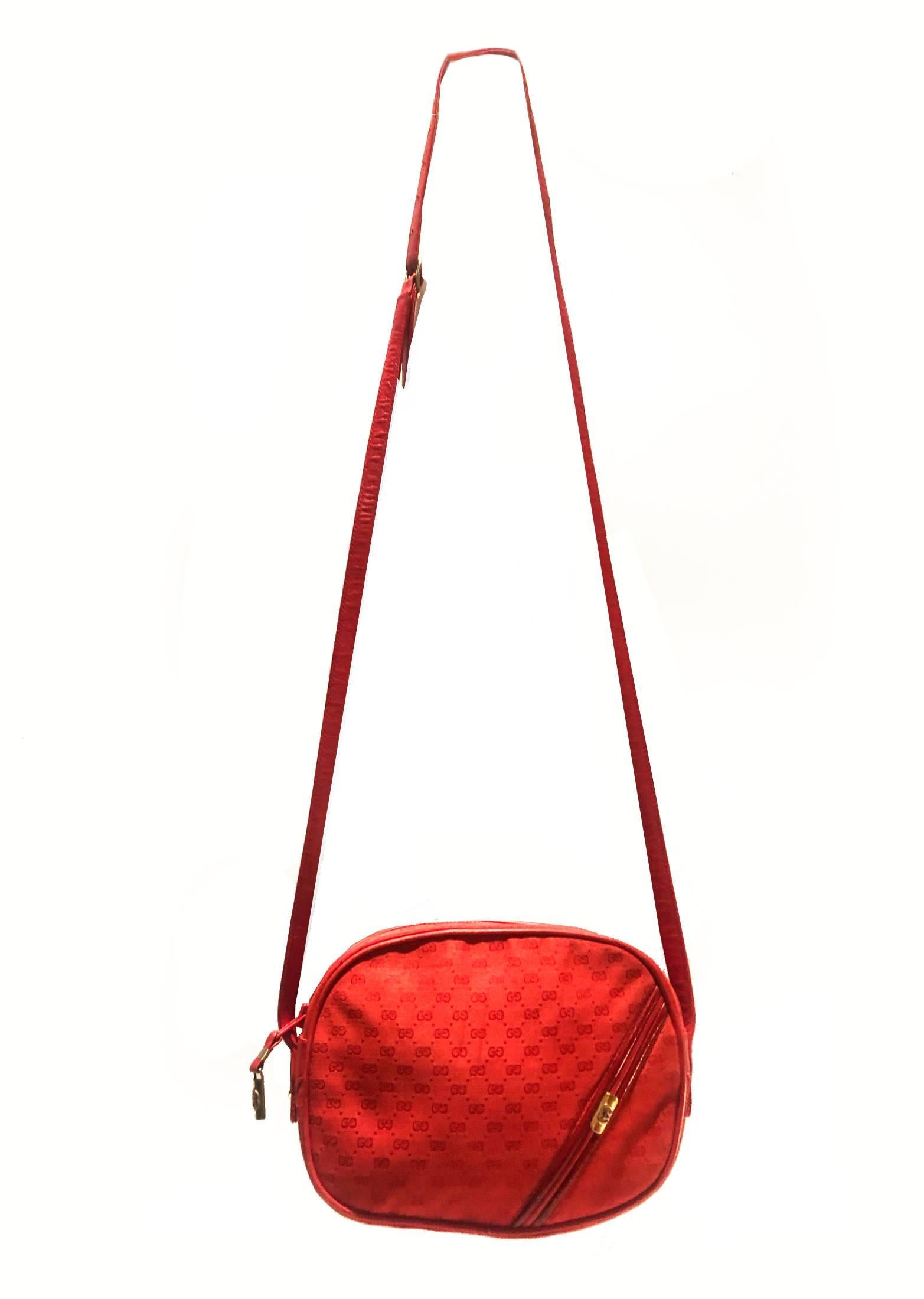 1980s Bright Red Gucci Canvas and Leather Shoulder Crossbody Bag In Good Condition In London, GB