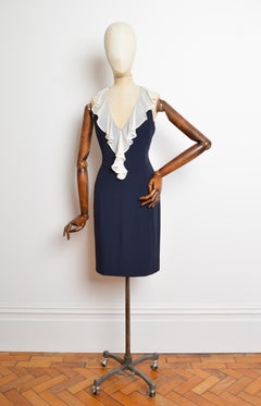 Début des années 1980, robe de cocktail à volants bleu nuit et blanc de Franco Moschino