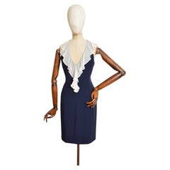 Début des années 1980, robe de cocktail à volants bleu nuit et blanc de Franco Moschino