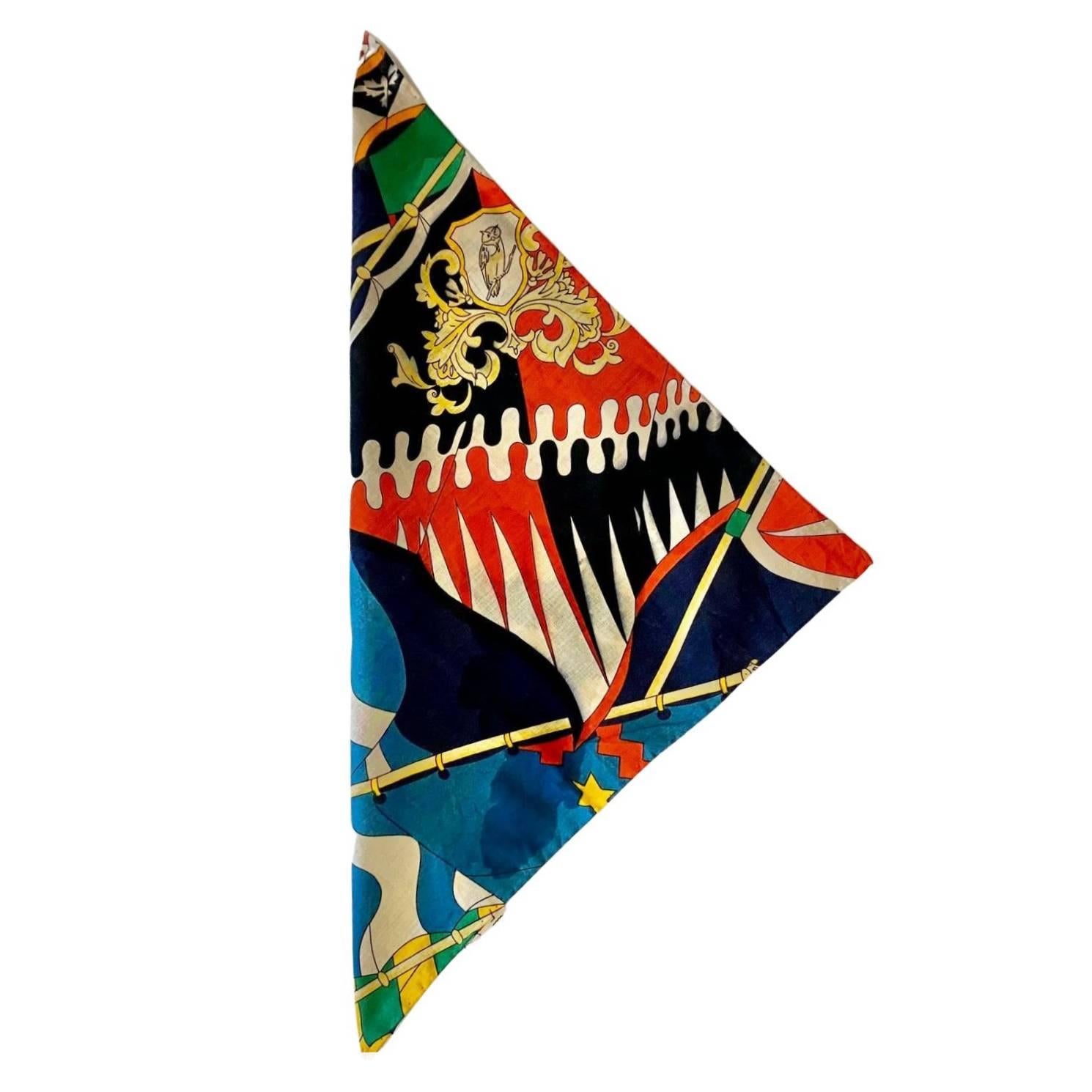 Ce mouchoir en coton imprimé d'emblèmes militaires de Gucci du début des années 1980 est une pièce rare et très recherchée, sous la forme d'un carré aux multiples couleurs.

Condit : début des années 1980, Vintage, usure minimale, conforme à l'âge