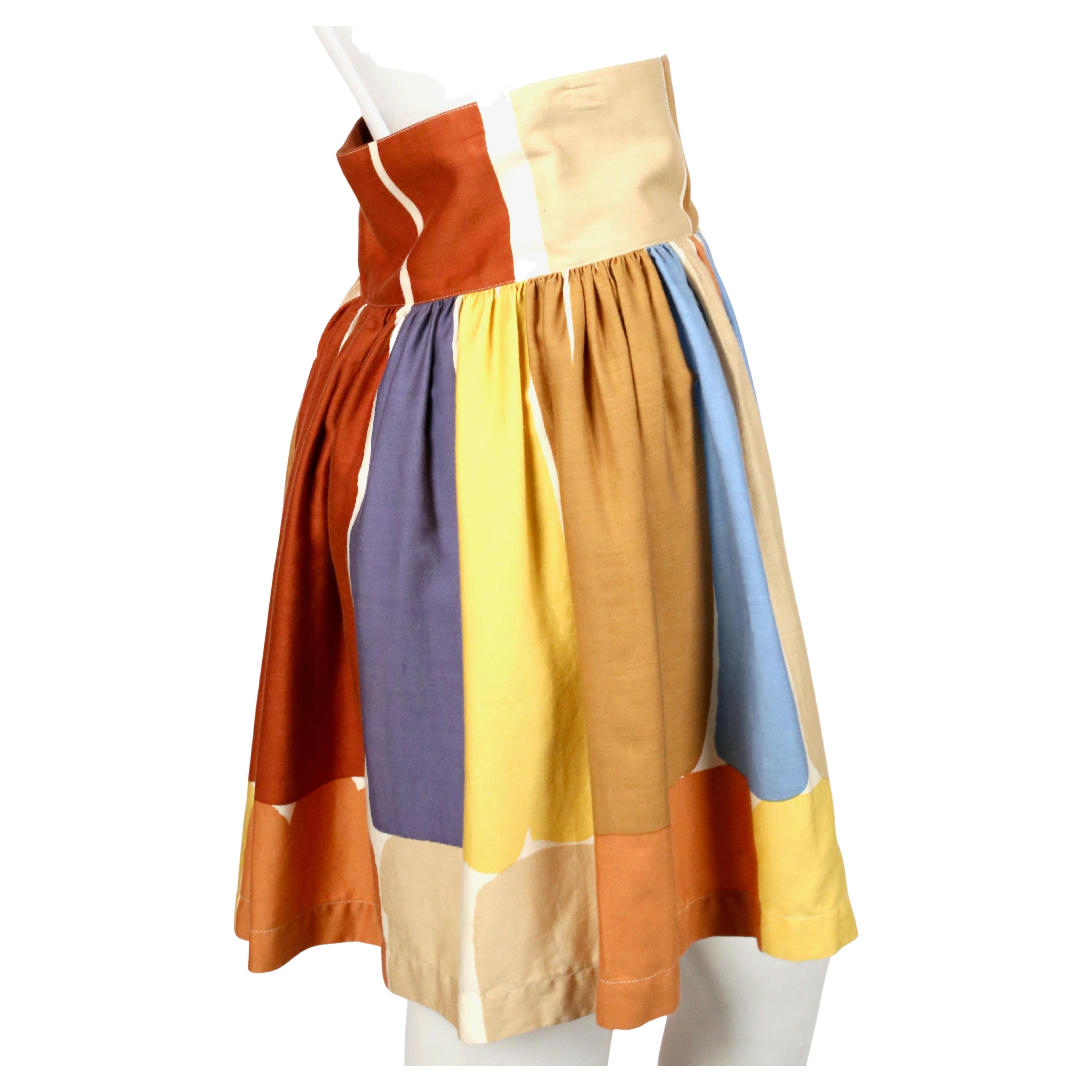 Falda de Issey Miyake de principios de los años 80, con vivo estampado abstracto en bloques, mezcla de algodón, cintura alta y volante lateral con drapeado asimétrico. Los colores son muy vivos y la forma es muy singular. Es una pieza espectacular. 