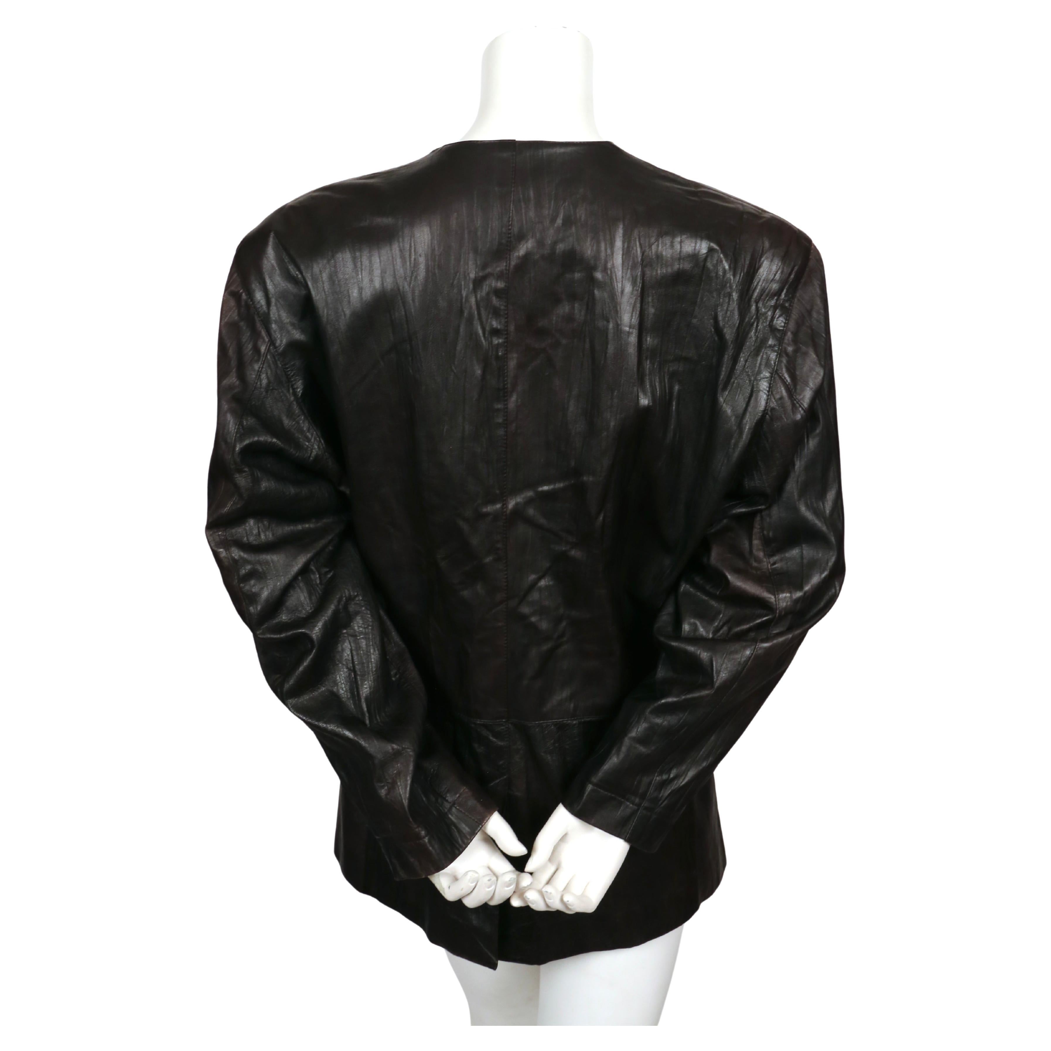début 1980 Issey Miyake veste en cuir texturé marron foncé  en vente 1