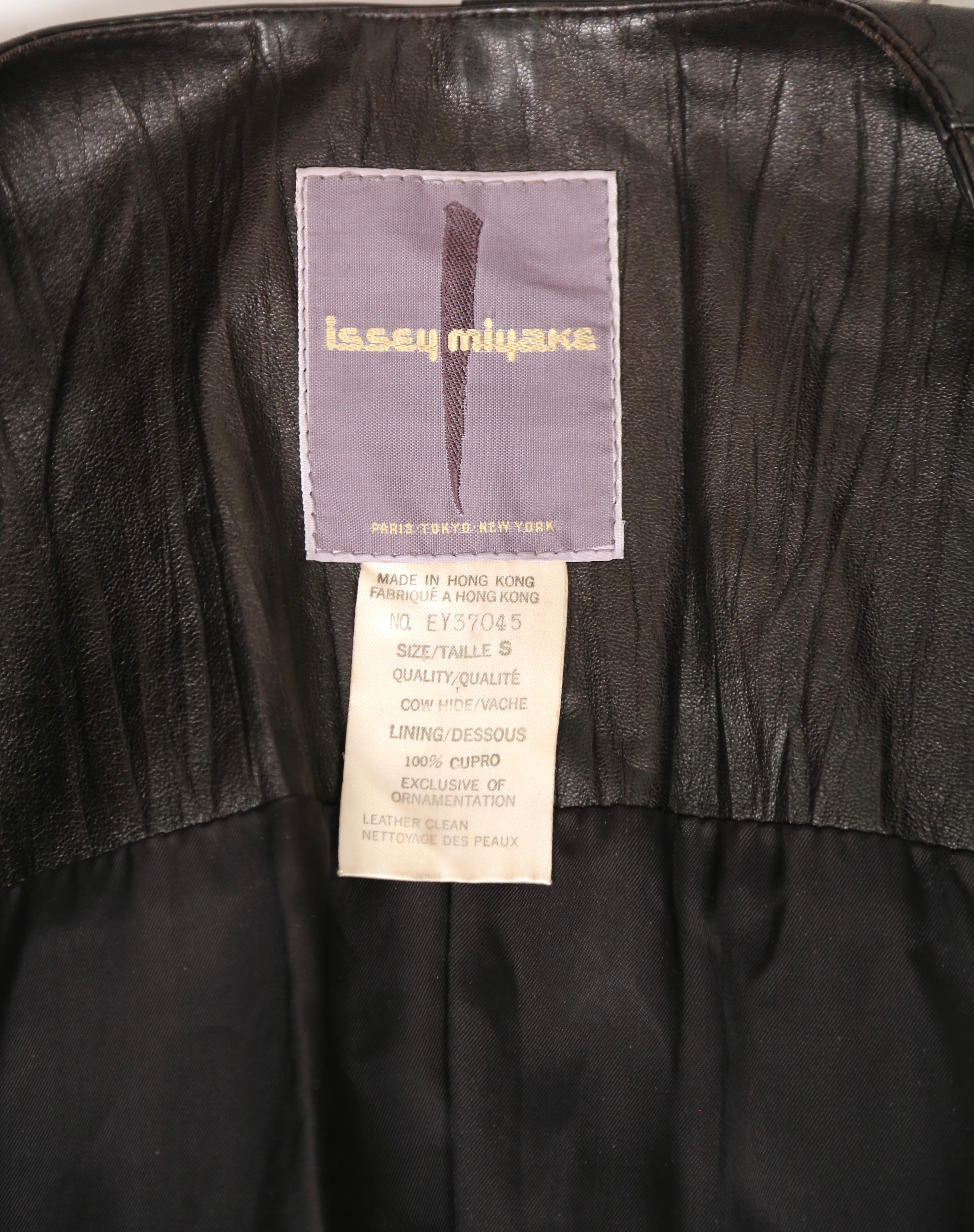 début 1980 Issey Miyake veste en cuir texturé marron foncé  en vente 2