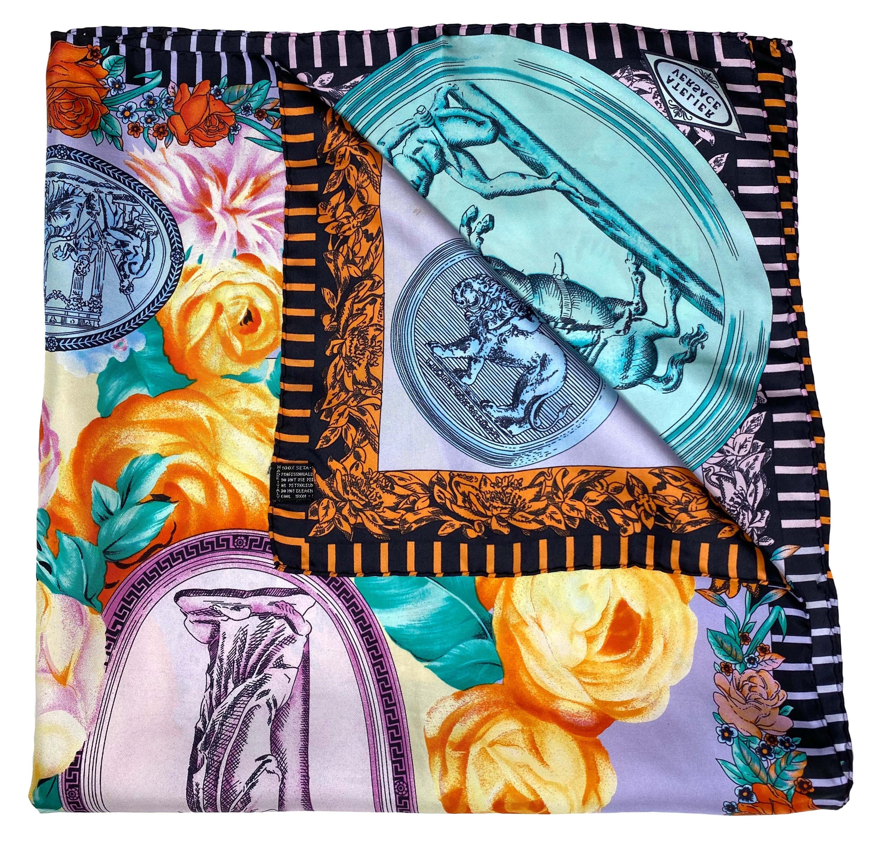 Wir präsentieren einen wunderschönen quadratischen Seidenschal im Barockstil von Atelier Versace, entworfen von Gianni Versace. Dieser Schal zeigt pastellfarbene griechisch-römische Münzen mit antiken geschnitzten Szenen und bunten Blumen. 
