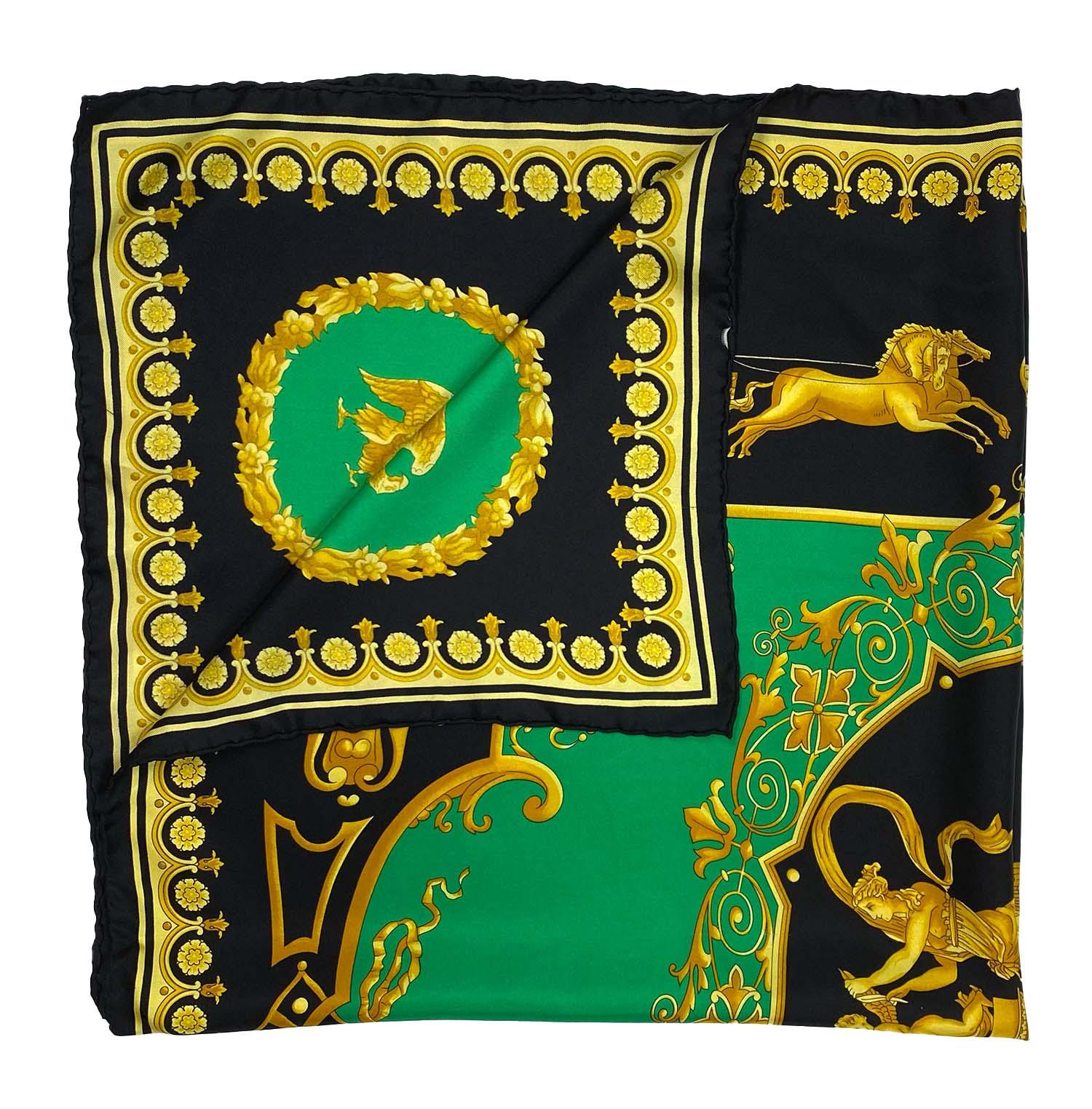 Wir präsentieren ein wunderschönes barockes, quadratisches Atelier Versace Seidentuch, entworfen von Gianni Versace. Dieser Schal zeigt Szenen aus der römisch-griechischen Mythologie mit einem leuchtend grünen Hintergrund und einem floralen