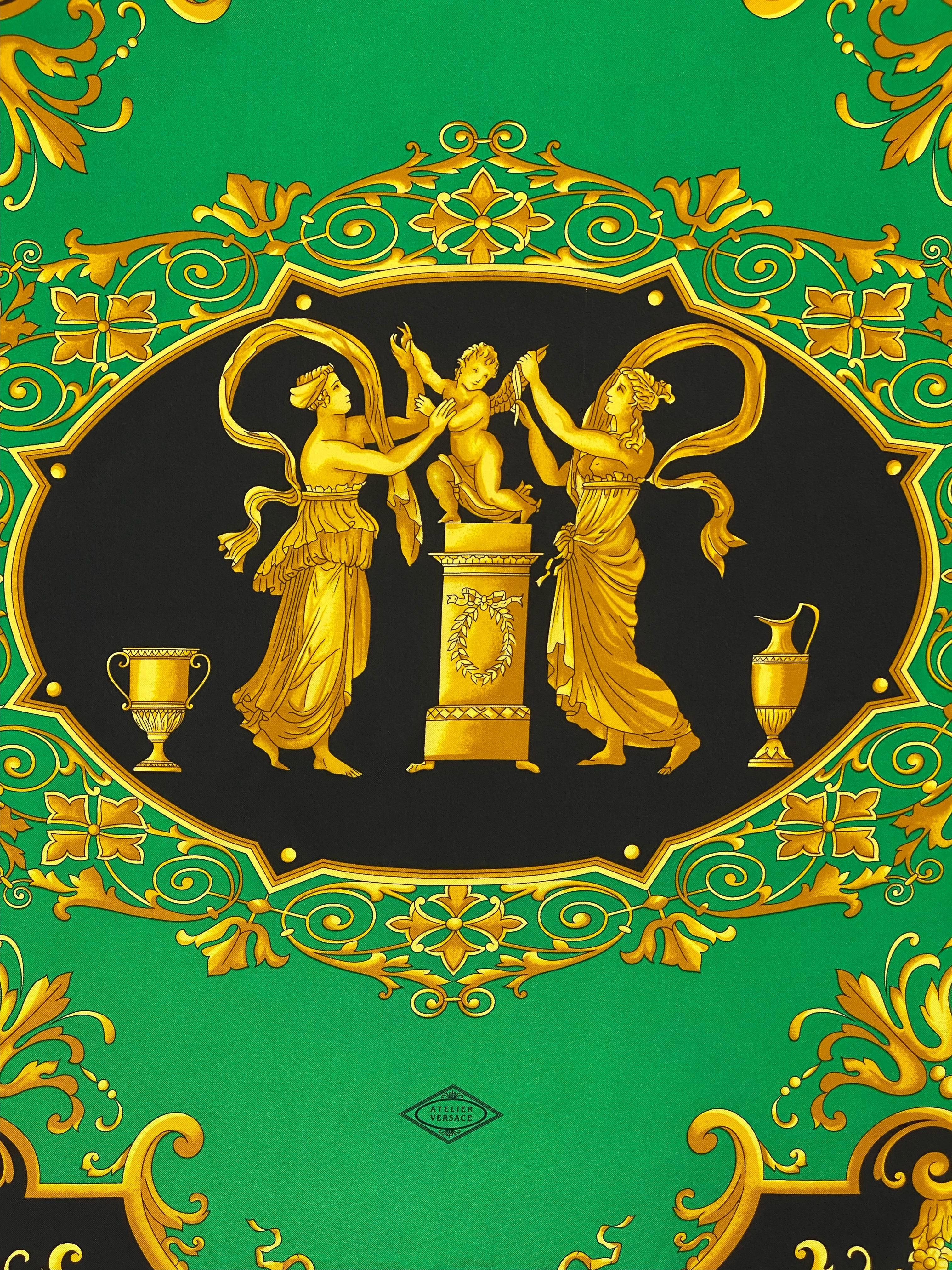Noir Écharpe carrée imprimée baroque verte et or Atelier Versace du début des années 1990 en vente