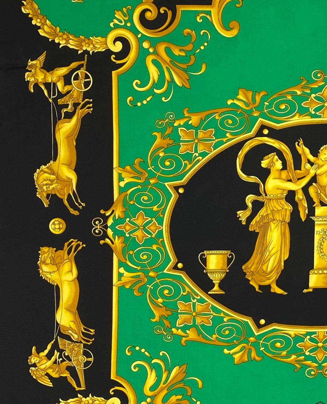 Écharpe carrée imprimée baroque verte et or Atelier Versace du début des années 1990 Excellent état - En vente à West Hollywood, CA