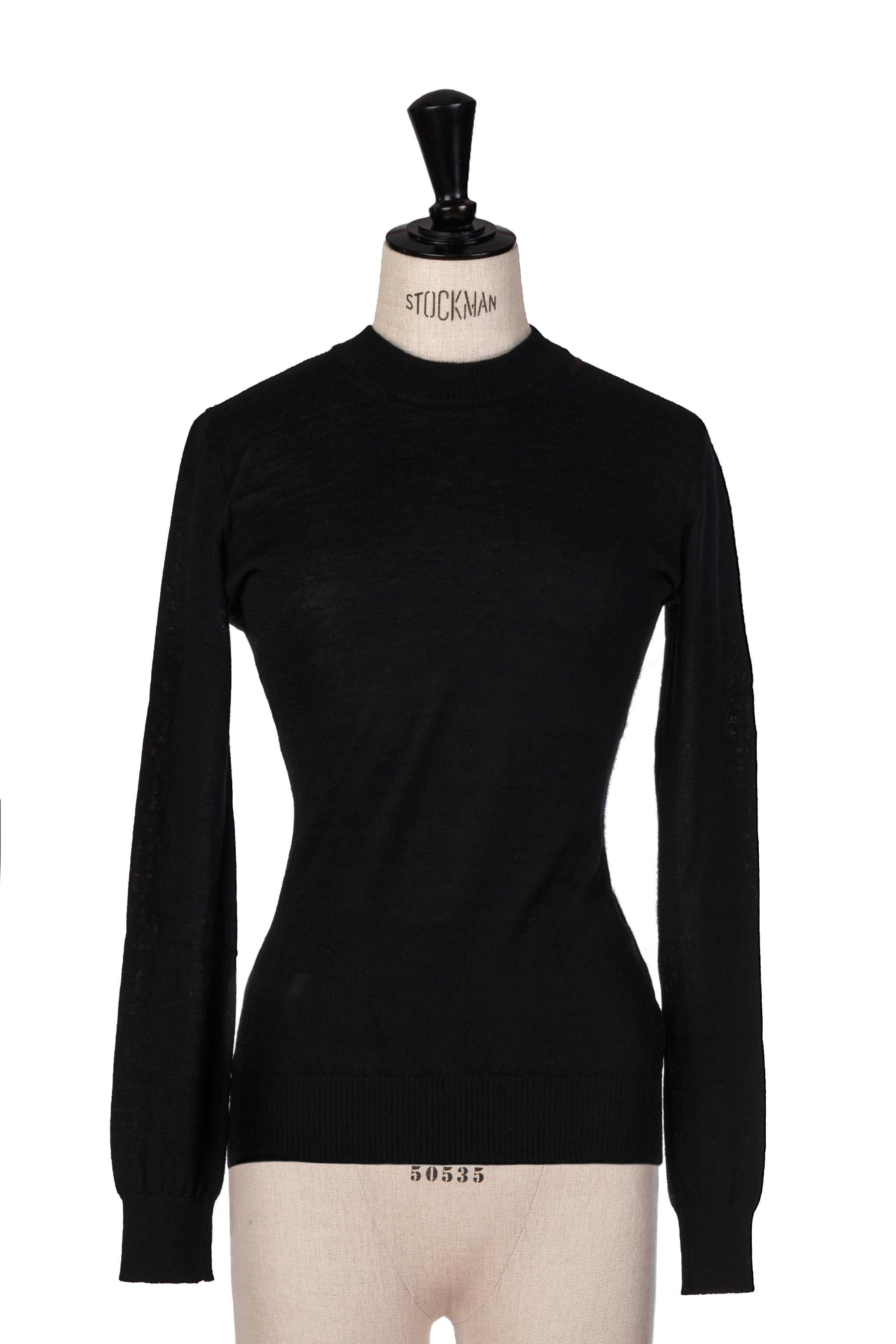 Azzedine Alaïa is one of the world's most respected fashion designers and known for his signature body-con silhouettes and his talent for producing discreet luxury.

This is a minimalist early 1990s Alaïa mock neck jumper or sweater with long