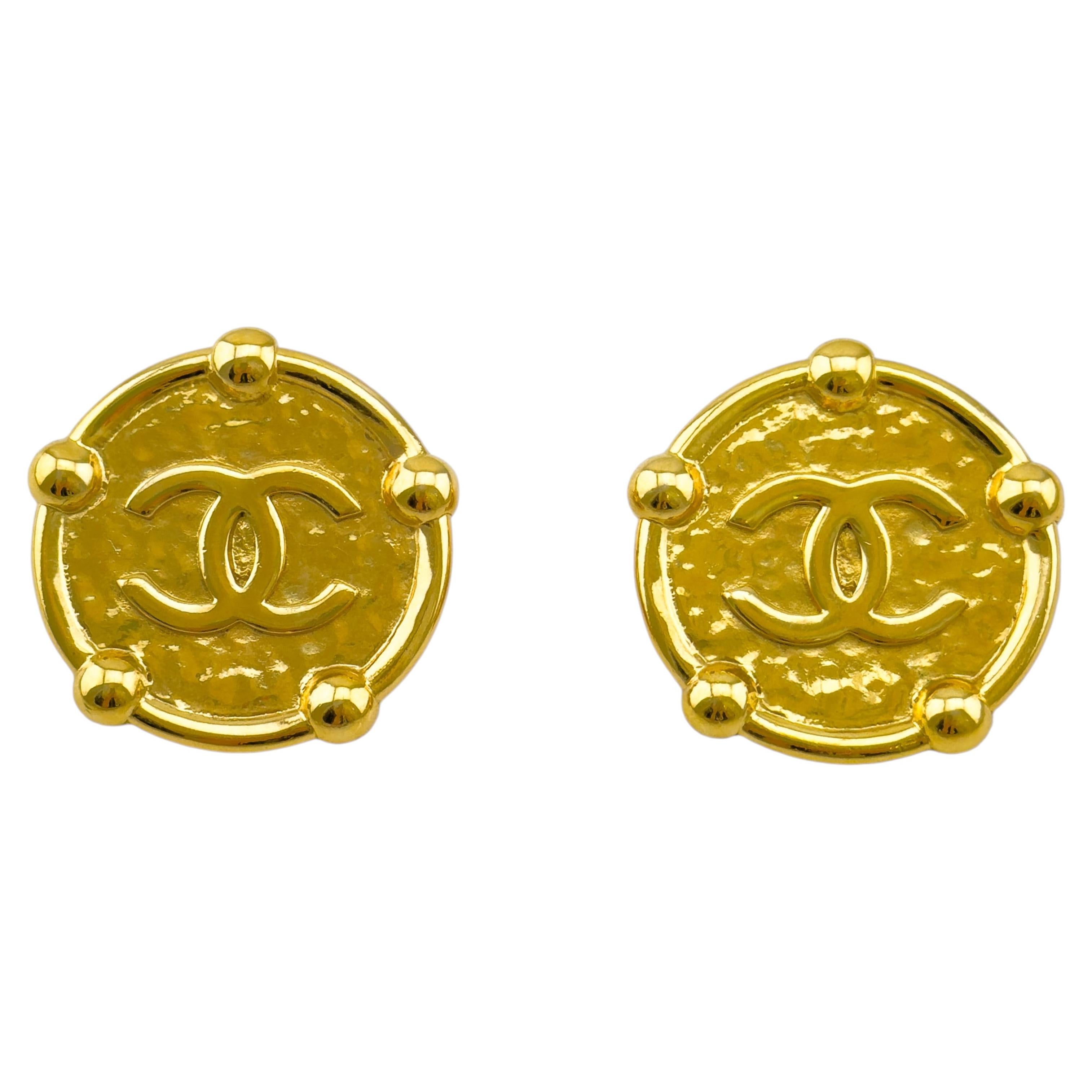 Pendientes de clip redondos de metal dorado Jumbo Chanel de principios de los 90
