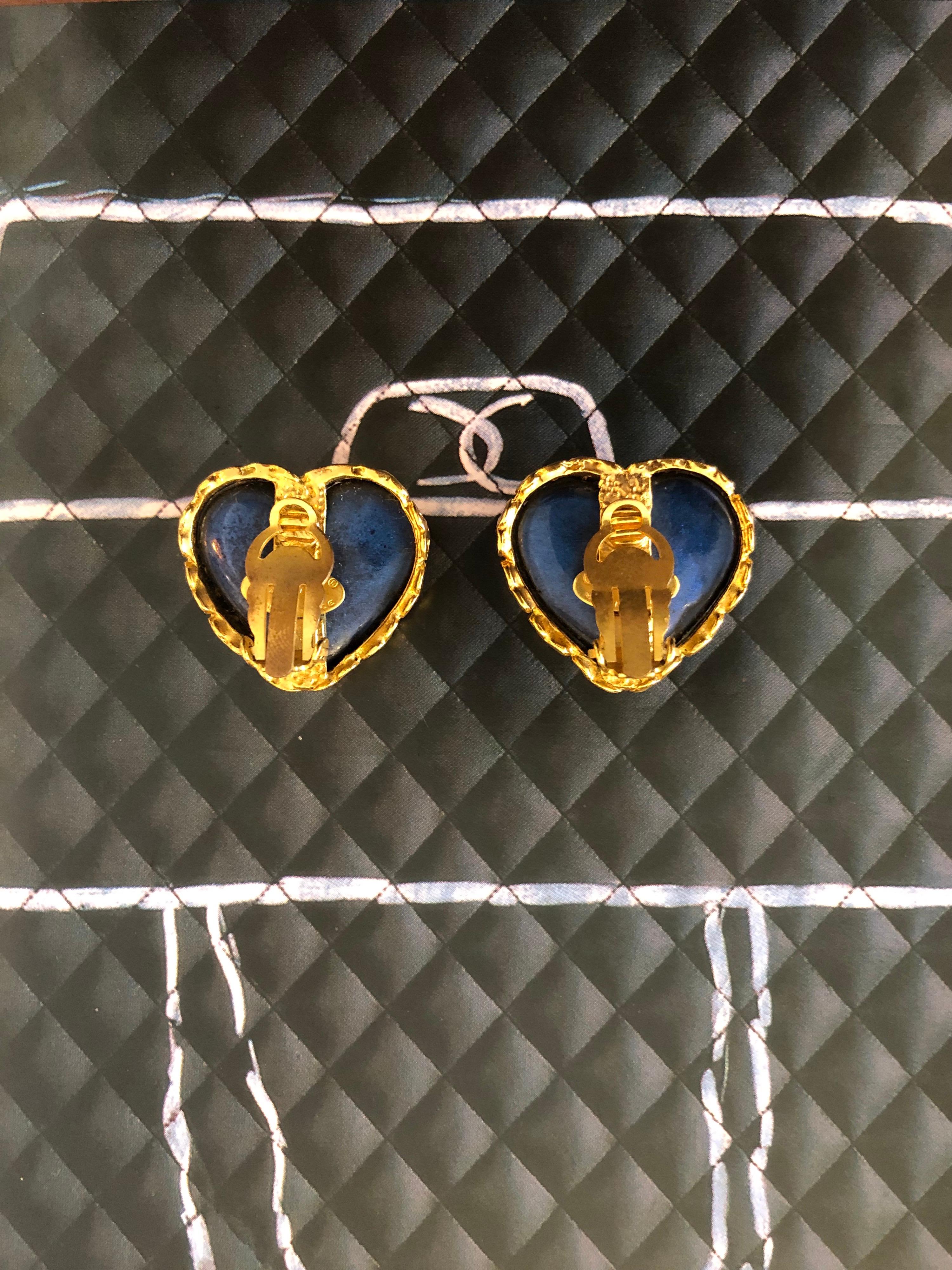 Early 1990s Chanel gripoix heart earrings in midnight blue adorned with gold toned interlocking CC frame. Designed by Victoire de Castellane. Stamped CHANEL 28 made in France. Measures 2.9 x 2.9 cm. Come with box.

Condition - Minor signs of wear.