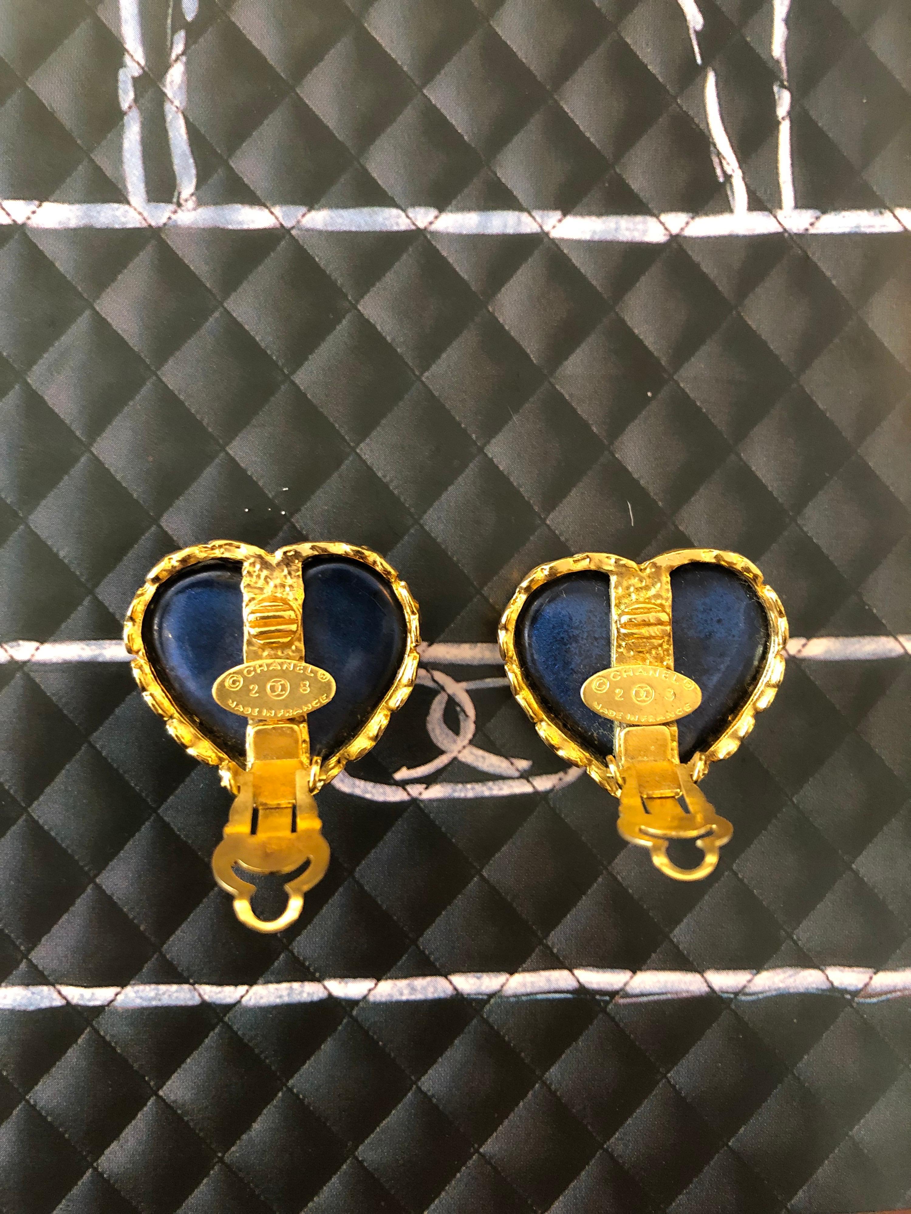 Vintage Chanel Gripoix Heart Earrings Midnight Blue  In Good Condition For Sale In Bangkok, TH